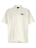 Chemise polo en coton blanc de Balenciaga, vue de face avec col et logo discret visible.