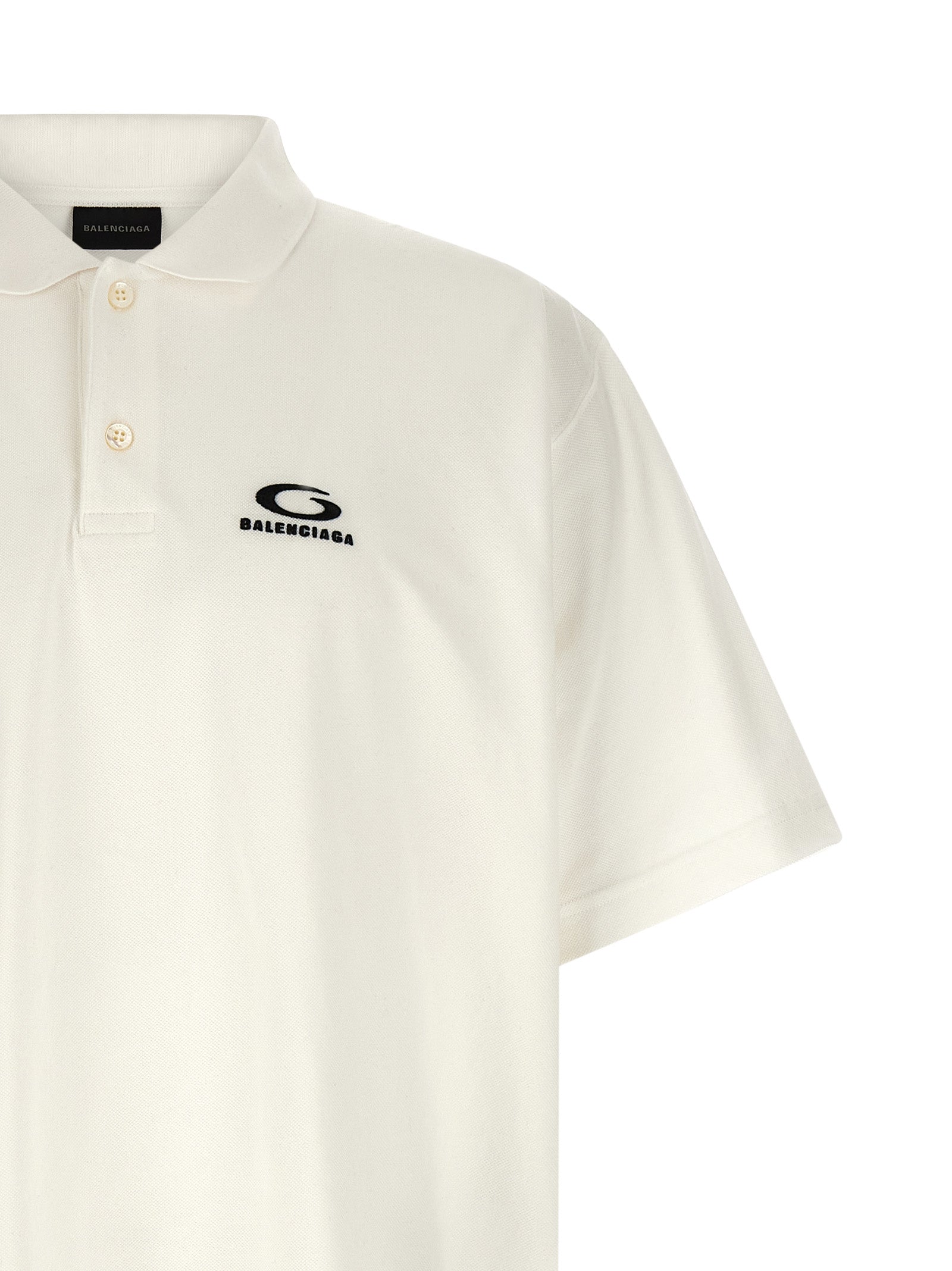 Chemise polo blanche en coton de la marque Balenciaga, vue de face, avec col classique et logo discret sur la poitrine.
