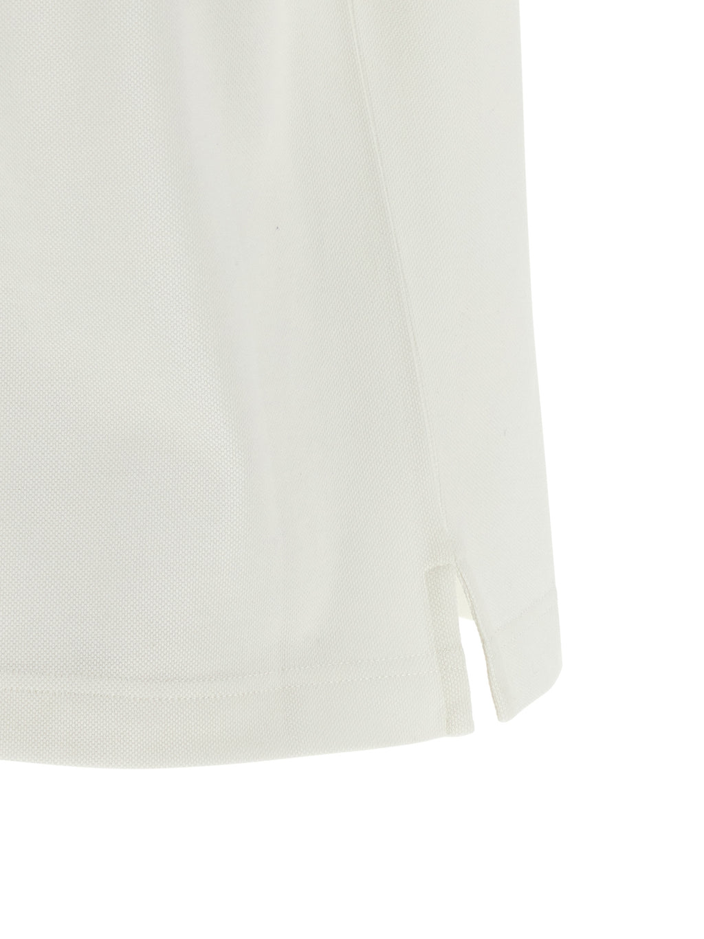 Chemise polo blanche en coton de Burberry, vue en gros plan, avec col classique et logo subtil sur la poitrine.