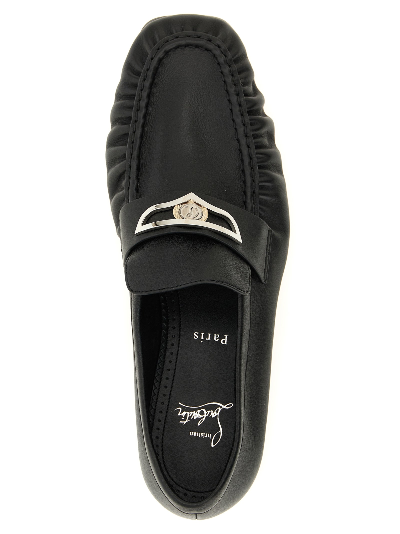 Chaussures Christian Louboutin mocassins slip-on en cuir de veau noir, élégants et sophistiqués, vue en gros plan.