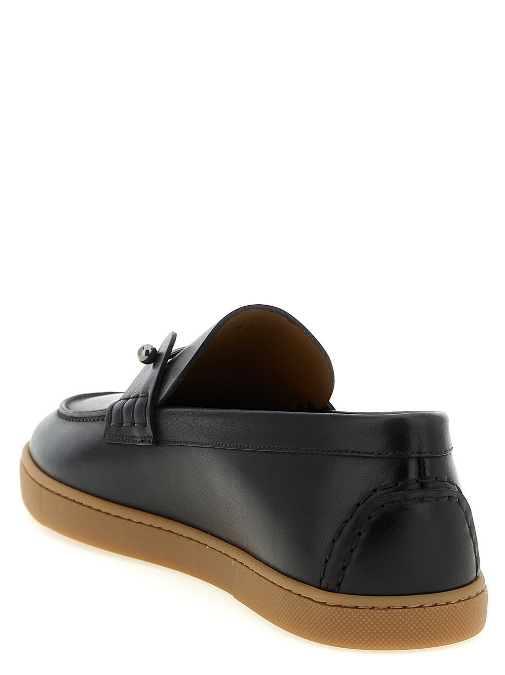 Mocassins Christian Louboutin en cuir de veau noir à enfiler, élégants et sophistiqués, visibles sur un fond neutre.
