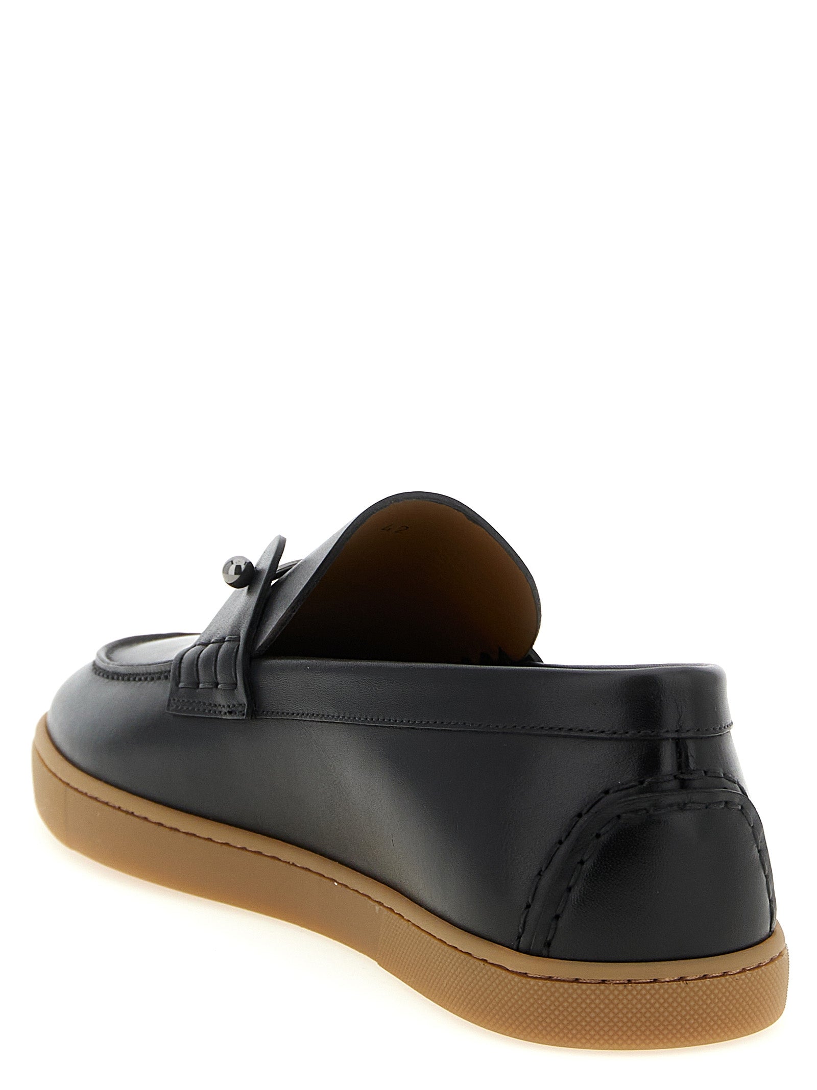 Mocassins Christian Louboutin en cuir de veau noir à enfiler, élégants et sophistiqués, visibles sur un fond neutre.