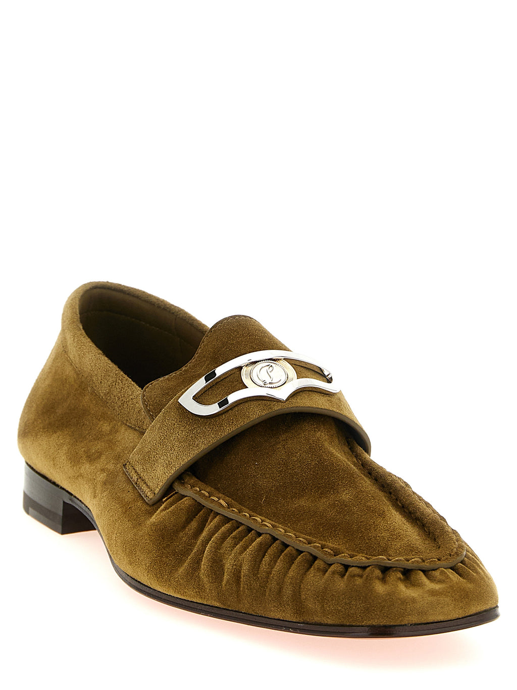 Mocassins Christian Louboutin en cuir de veau marron à enfiler, élégants et sophistiqués, visibles en détail dans l'image.