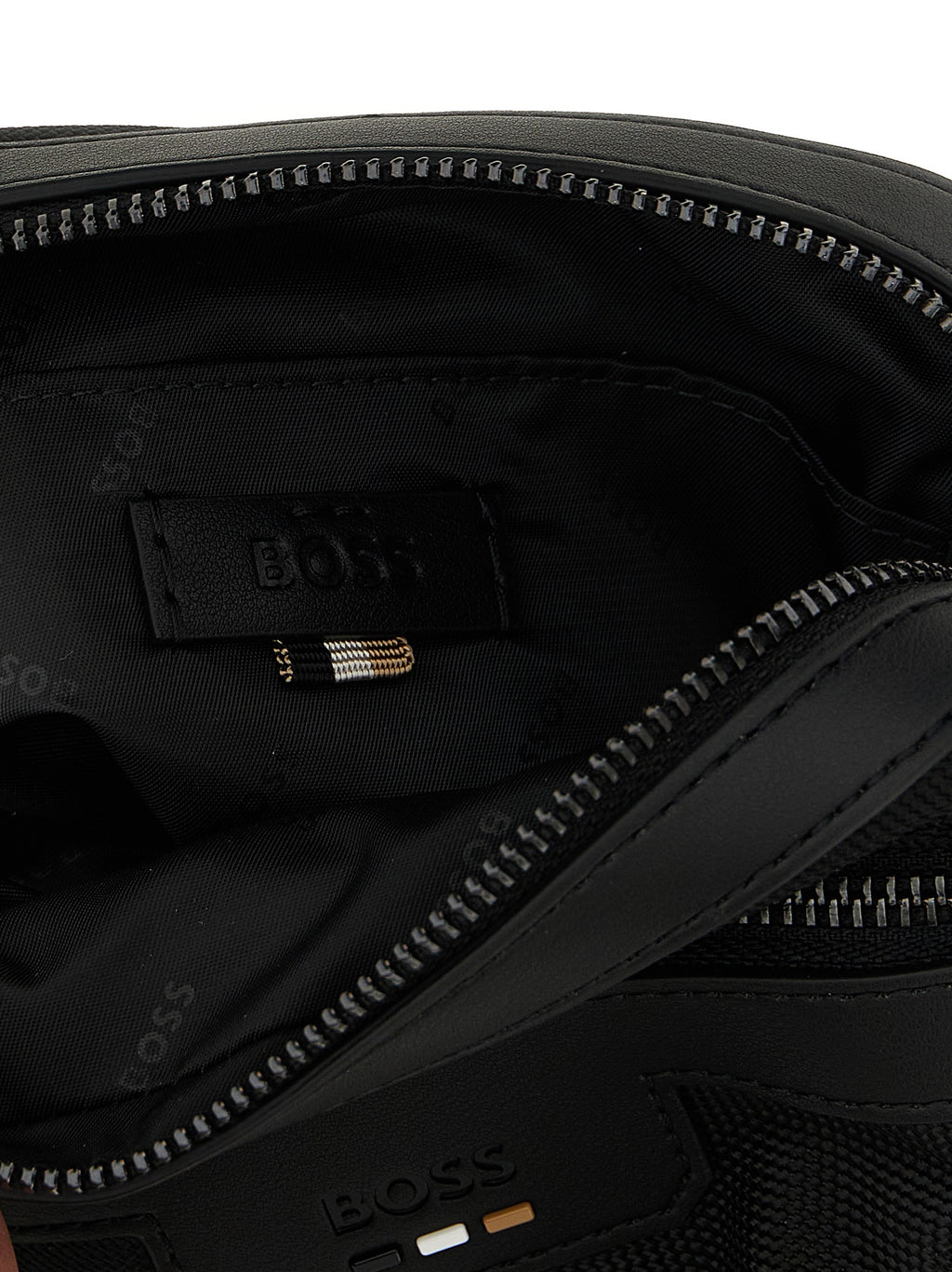 Sac à bandoulière noir en polyester de Hugo Boss, élégant et moderne, avec détails sobres et logo discret visible sur l'image.