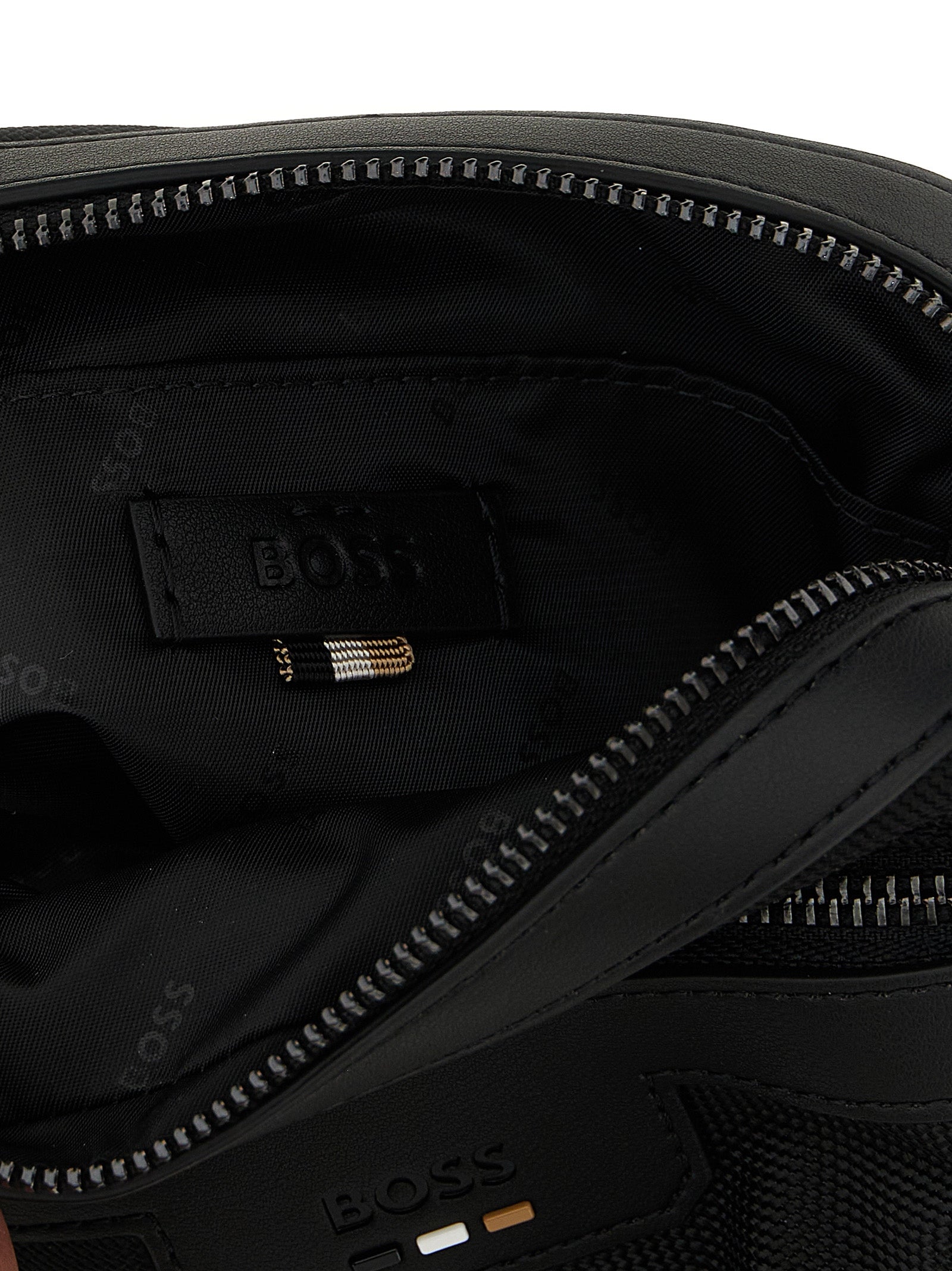 Sac à bandoulière noir en polyester de Hugo Boss, élégant et moderne, avec détails sobres et logo discret visible sur l'image.