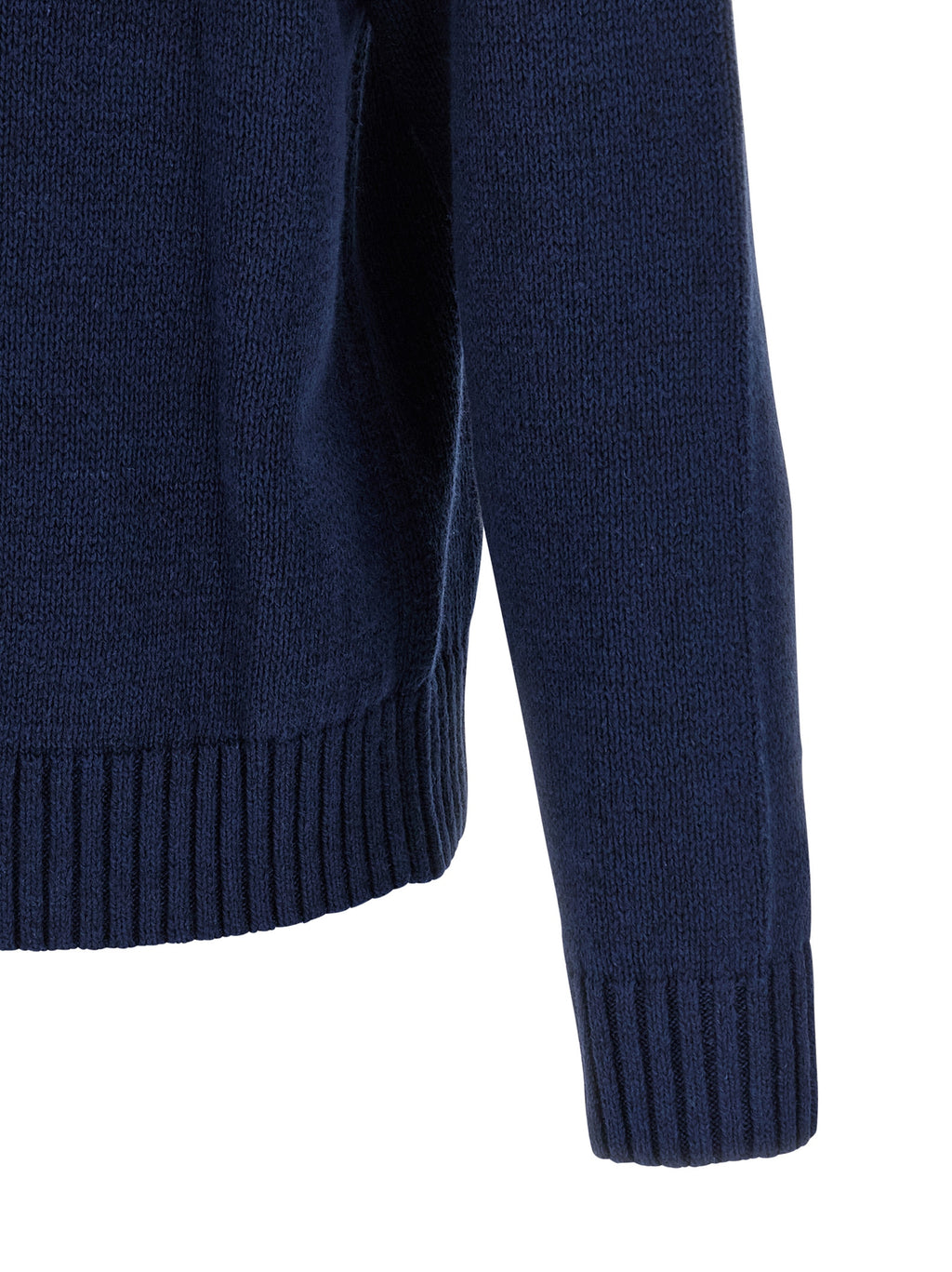 Cardigan en lin bleu Polo Ralph Lauren avec col en V et boutons, porté sur un mannequin.