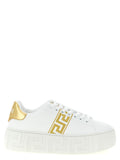 Chaussures sneakers plateforme en nylon doré de la marque Versace, avec design élégant et logo distinctif.