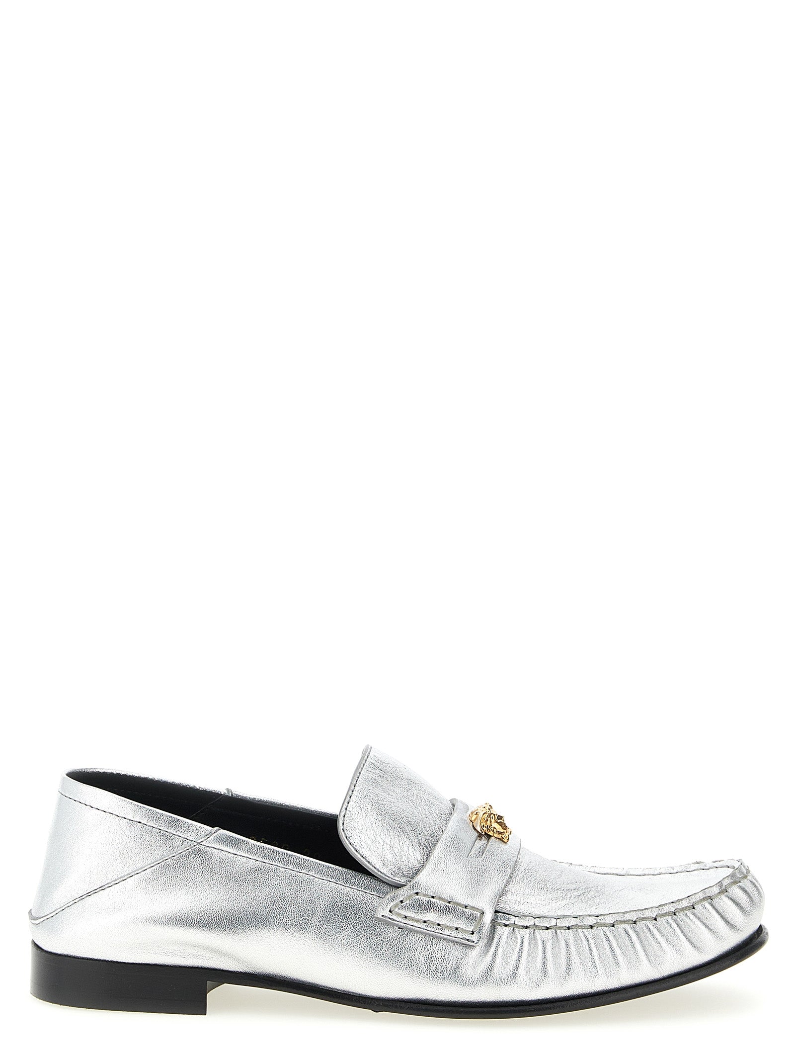 Mocassins slip-on en cuir d'agneau argenté de la marque Versace, élégants et confortables pour homme.