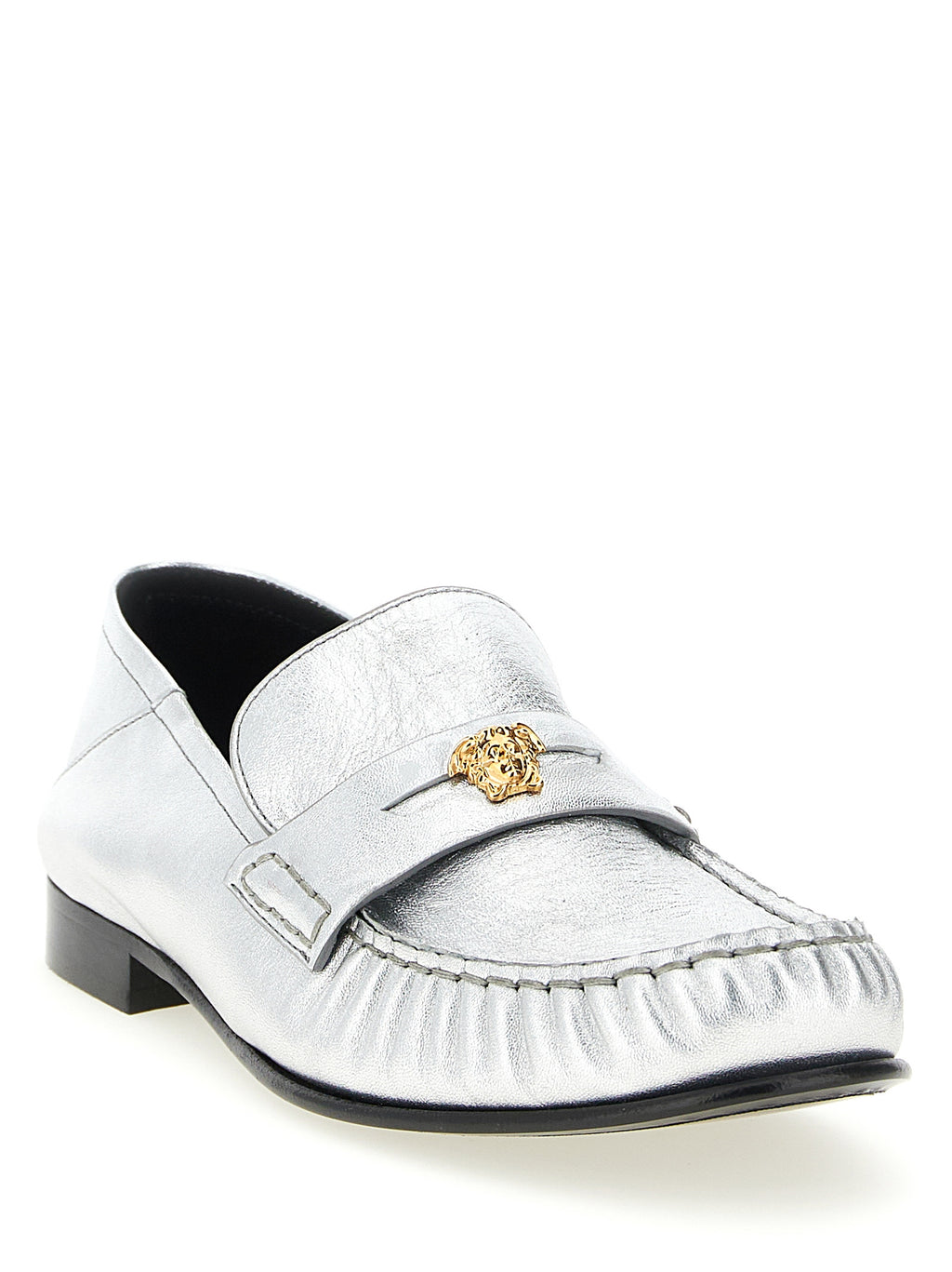 Chaussures mocassins slip-on en cuir d'agneau argenté de Versace, élégantes et raffinées pour hommes.