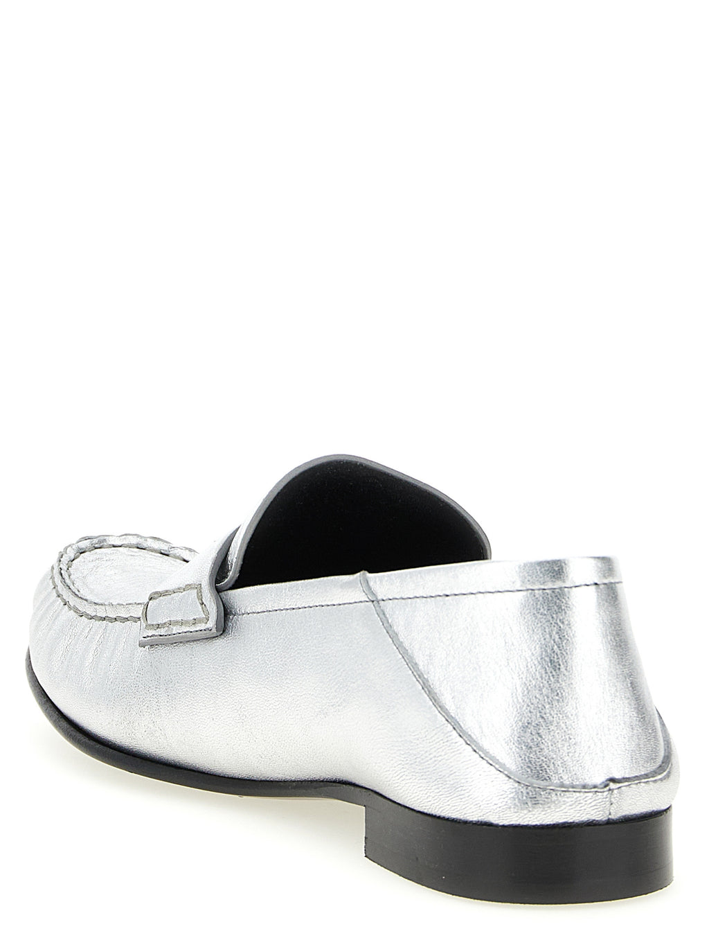 Mocassins slip-on en cuir d'agneau argenté de Versace, élégants et sophistiqués, avec une finition lisse et des détails de luxe.