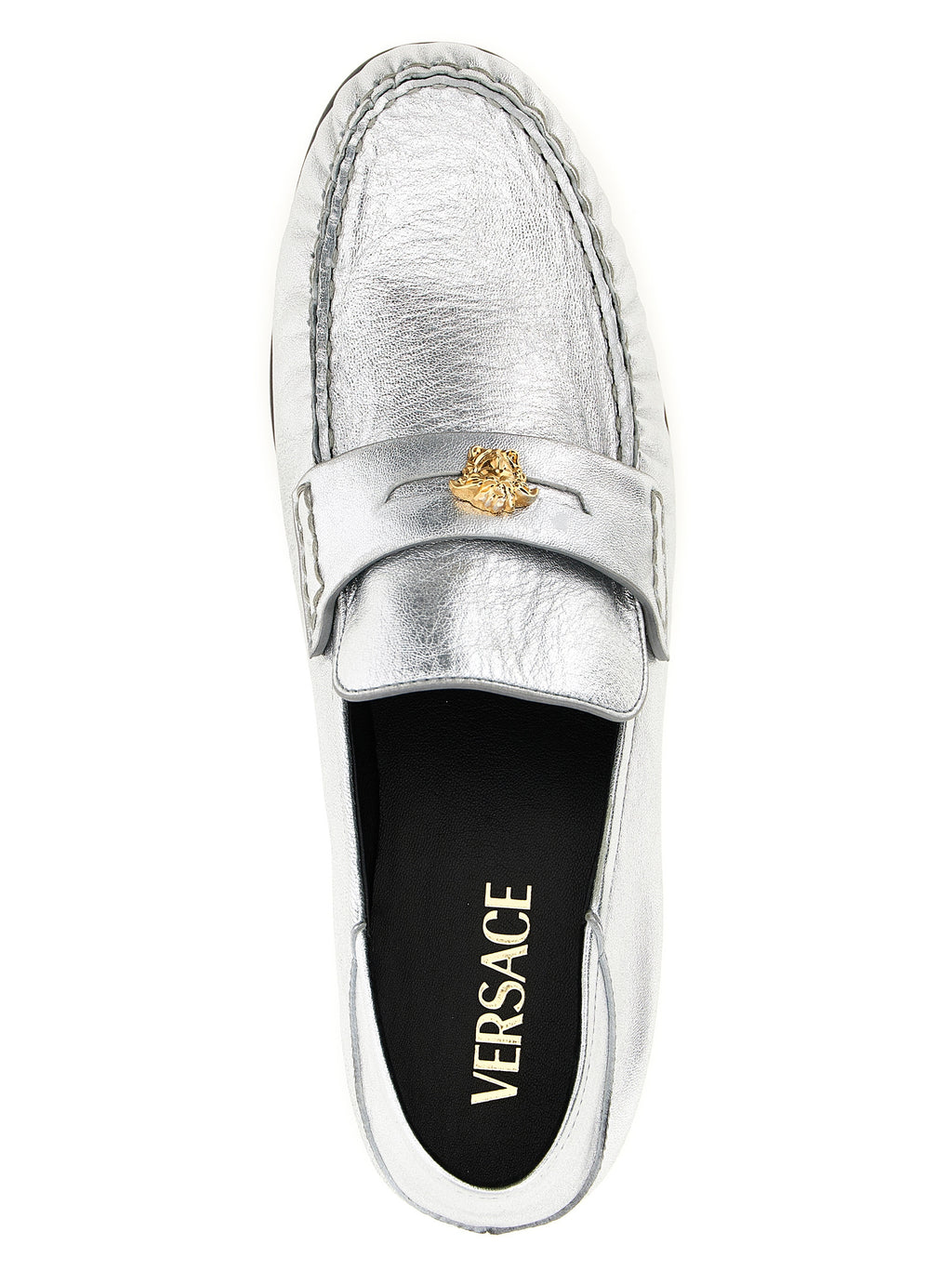 Mocassins slip-on en cuir d'agneau argenté de Versace, élégants et confortables, visibles sur cette image.
