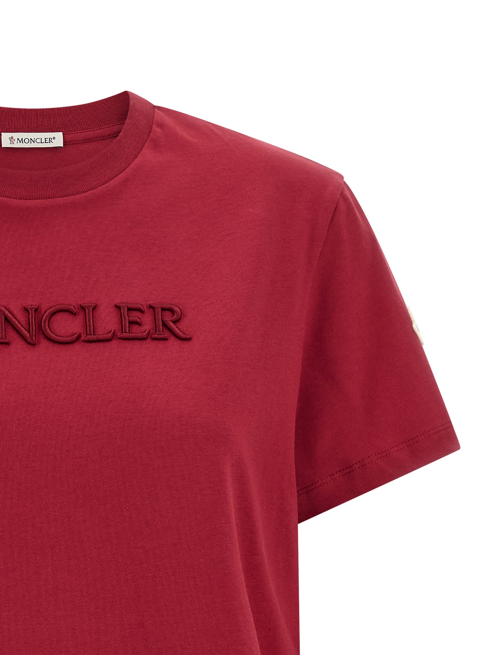 T-shirt en coton multicolore Moncler avec logo, coupe classique, porté sur mannequin, style décontracté et tendance.