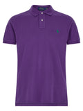 Chemise polo Ralph Lauren en coton violet, à col classique et logo brodé, portée sur un mannequin.
