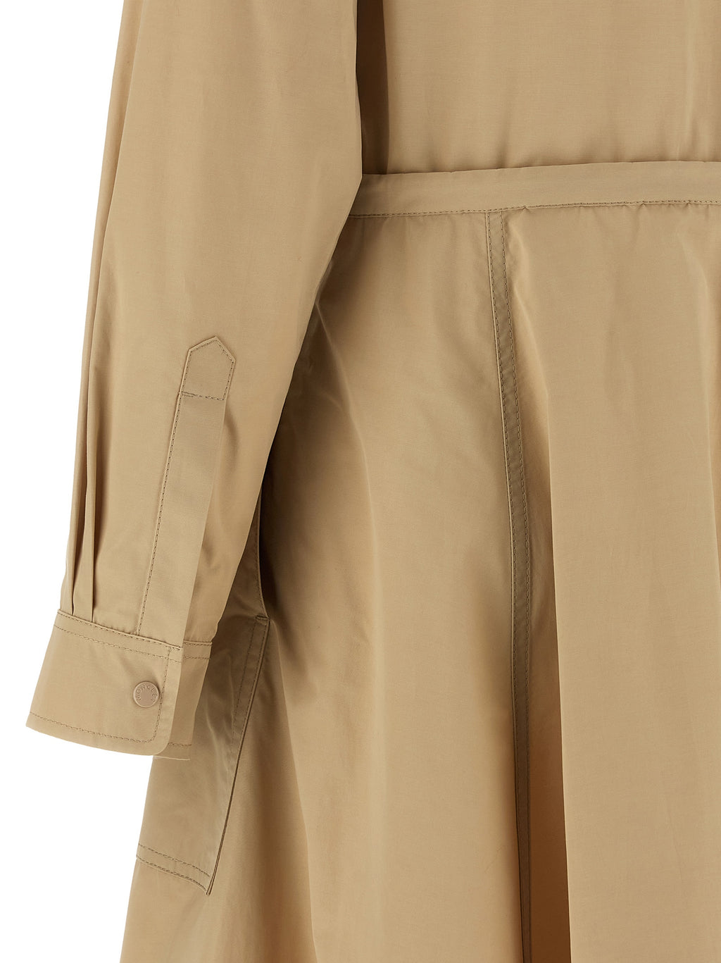 Robe longue beige en polyester de Moncler, élégante et décontractée, portée dans un style moderne et chic.