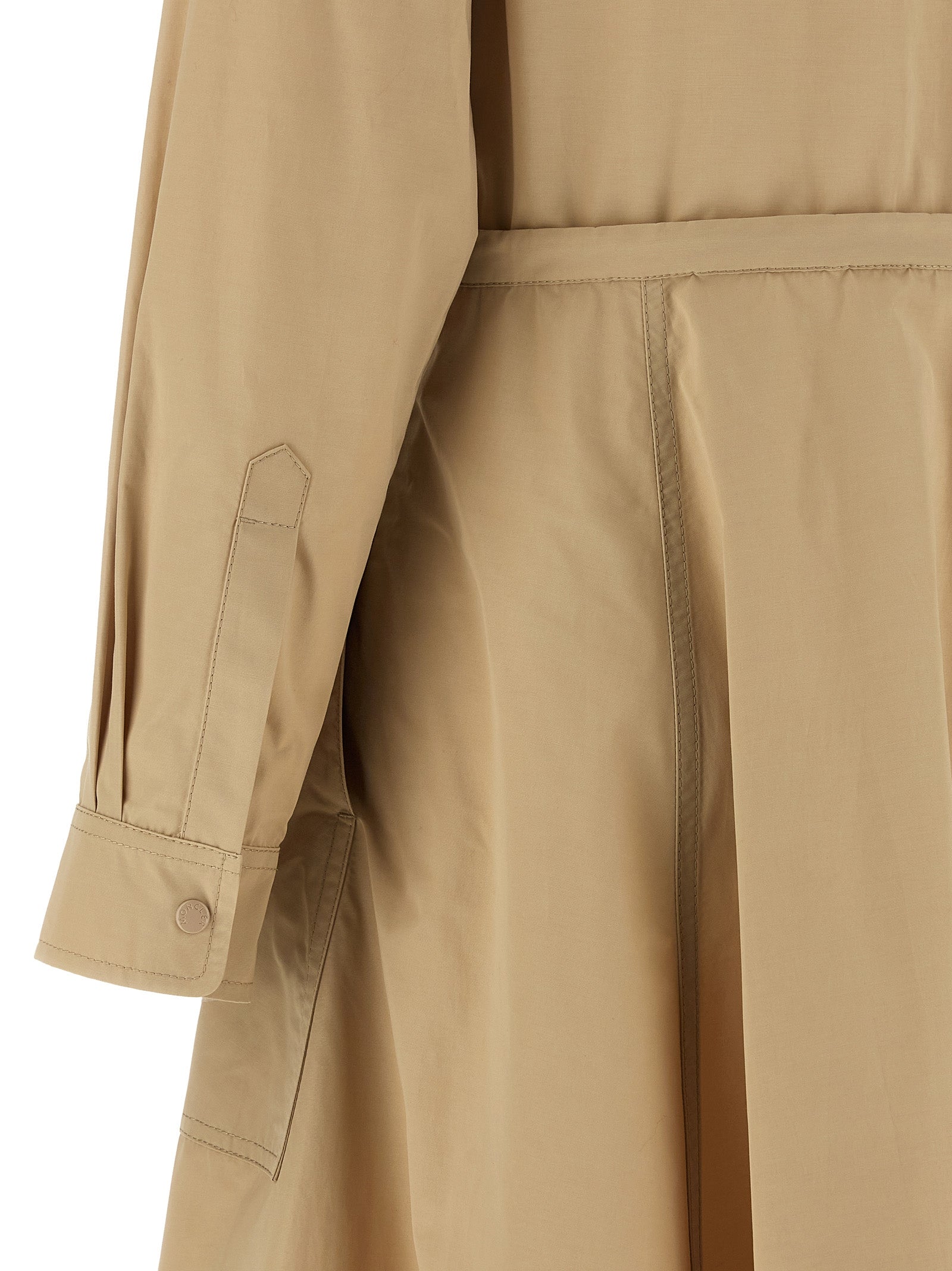 Robe longue beige en polyester de Moncler, élégante et décontractée, portée dans un style moderne et chic.