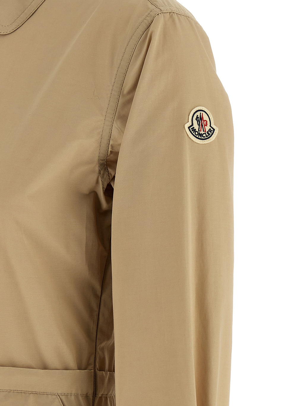 Robe longue beige en polyester de la marque Moncler, vue en gros plan, avec détails du tissu et coupe élégante.