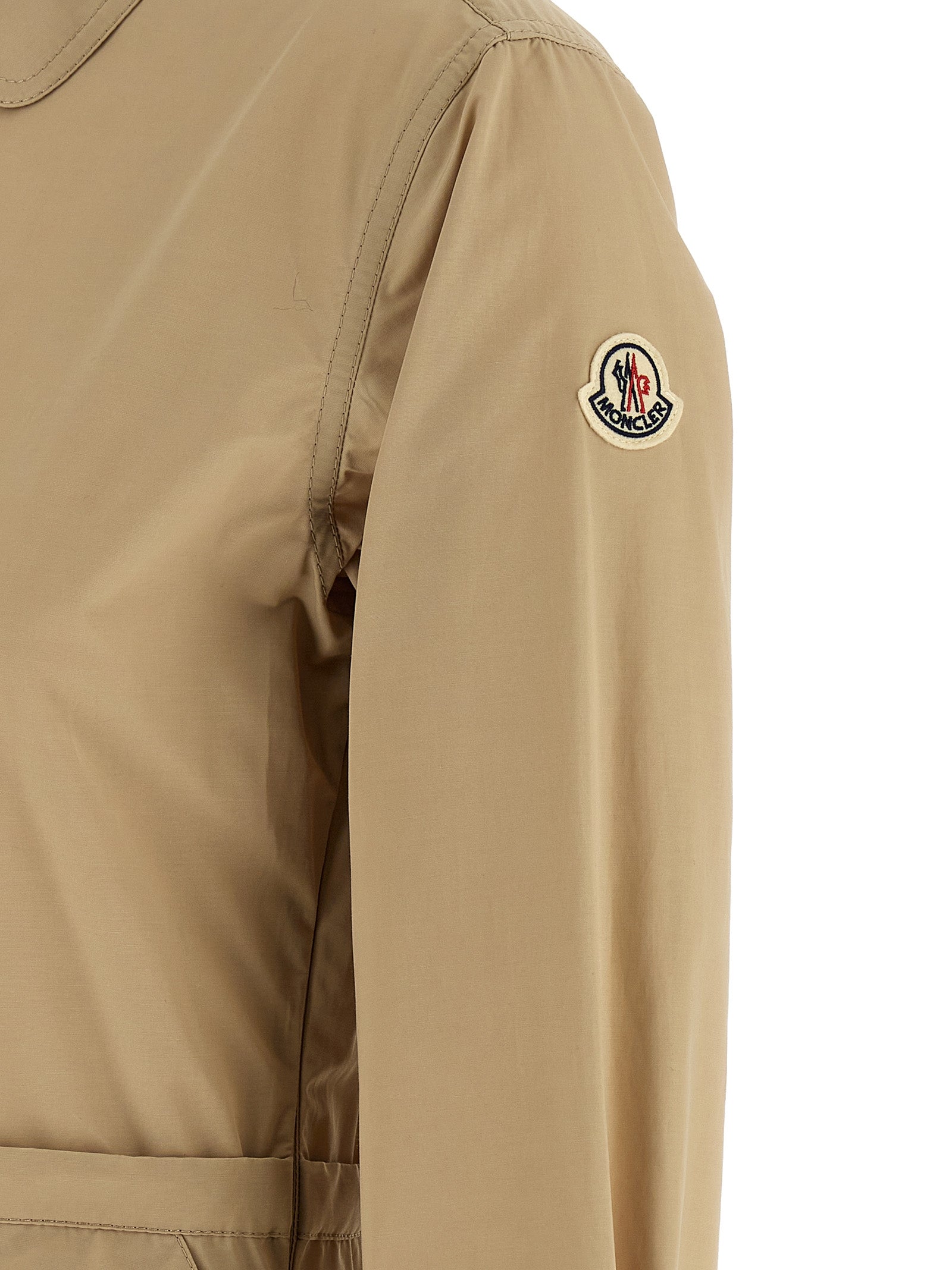 Robe longue beige en polyester de la marque Moncler, vue en gros plan, avec détails du tissu et coupe élégante.