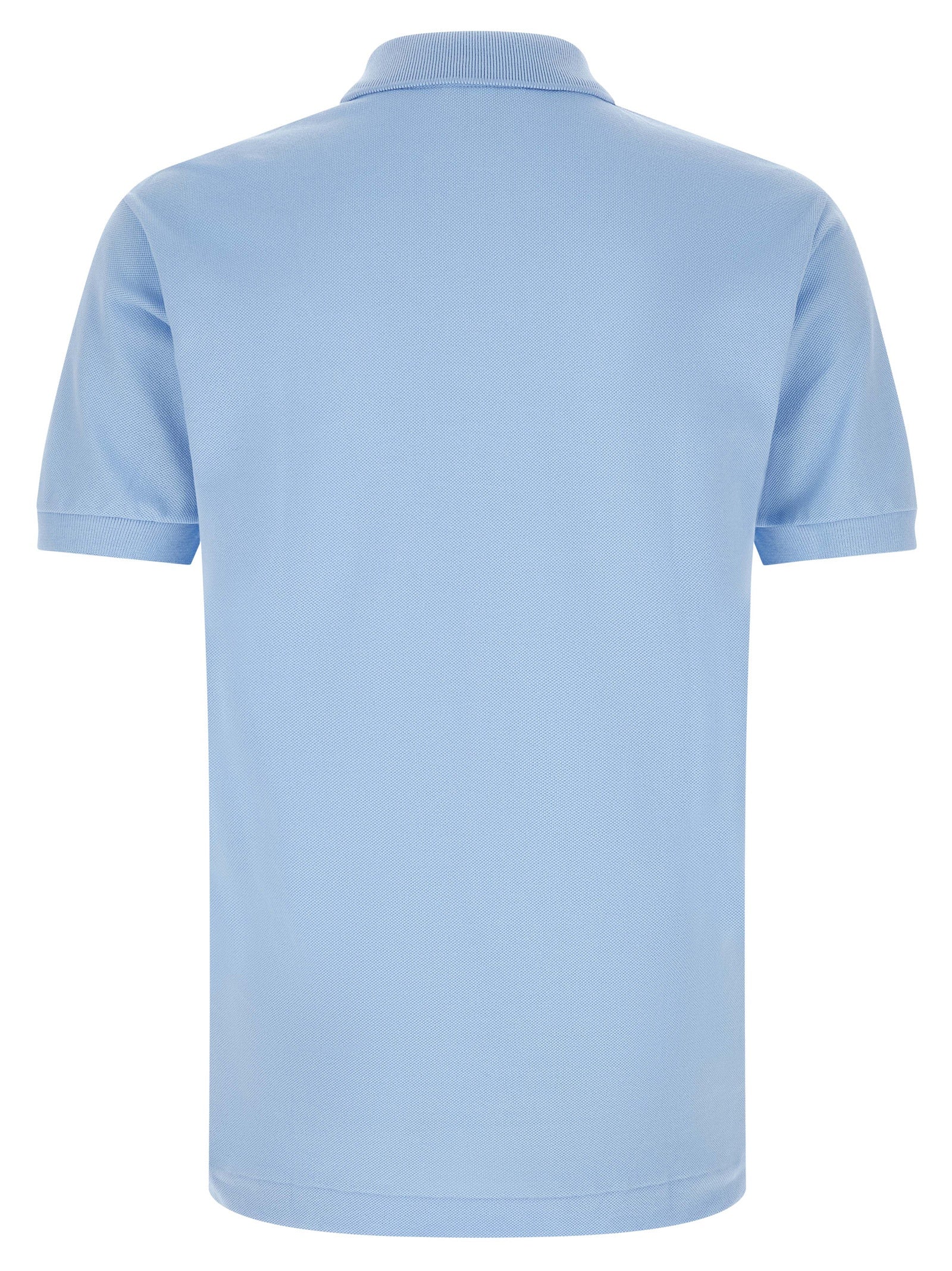 Chemise polo en coton bleu de la marque Lacoste, avec logo crocodile visible, portée sur un mannequin.