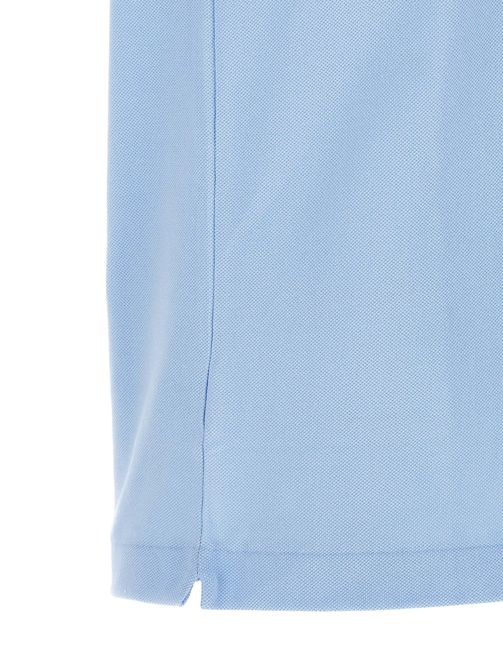 Chemise polo en coton bleu Lacoste avec col classique et logo crocodile brodé, vue de face.