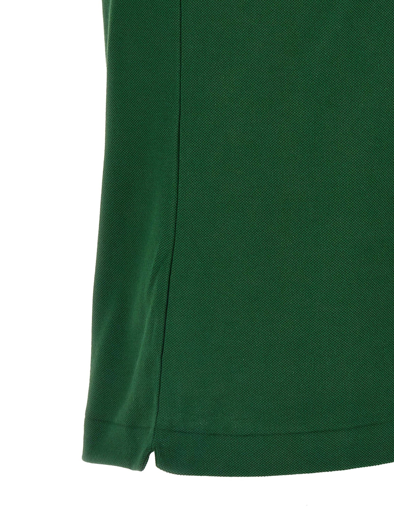 Chemise polo bicolore en coton Lacoste, avec col classique et logo crocodile sur la poitrine, vue en gros plan.