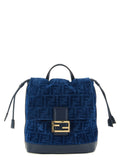Sac à dos en coton bleu Fendi, avec logo emblématique, porté sur une personne, vue de face.