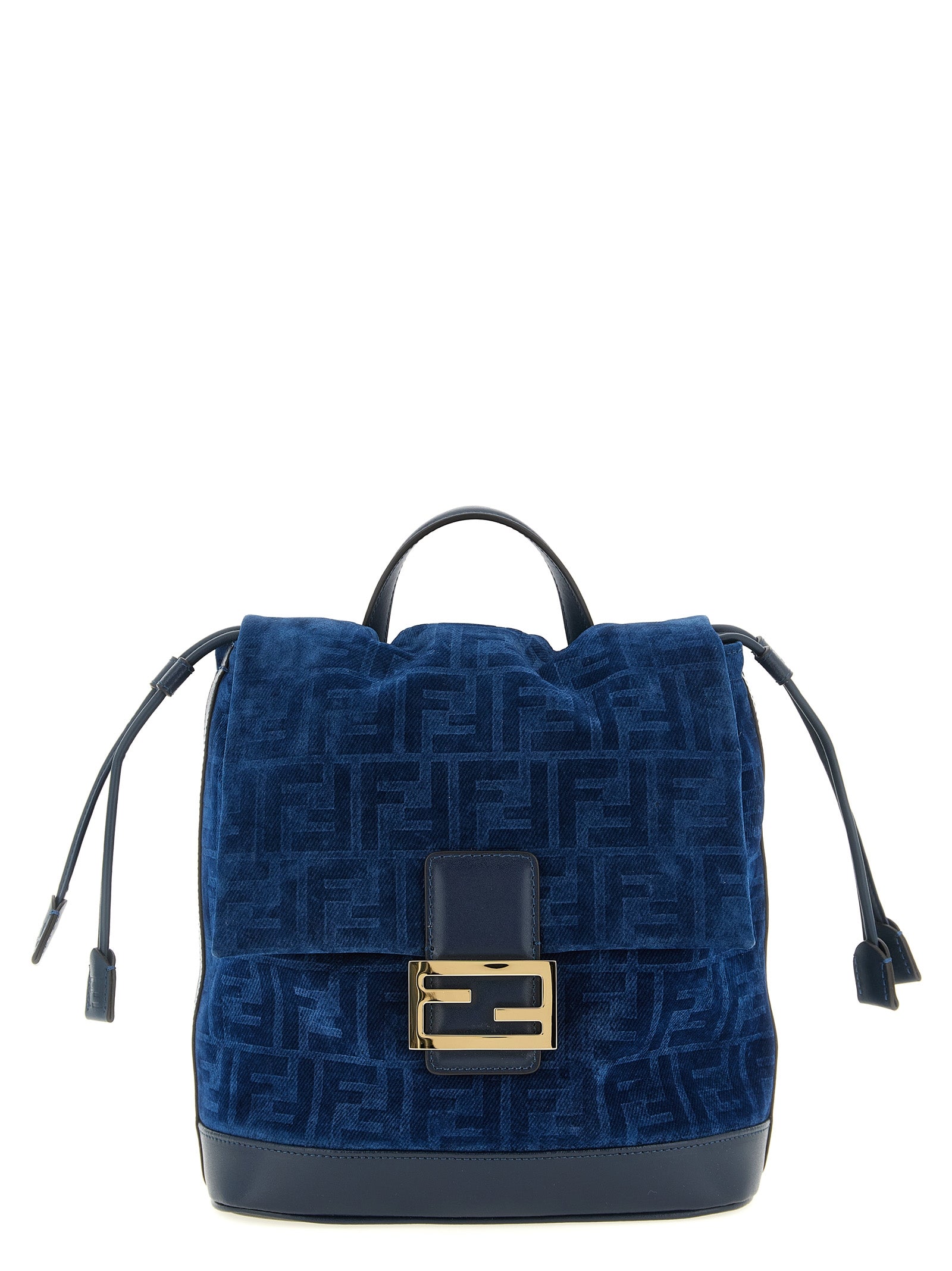 Sac à dos en coton bleu Fendi, avec logo emblématique, porté sur une personne, vue de face.