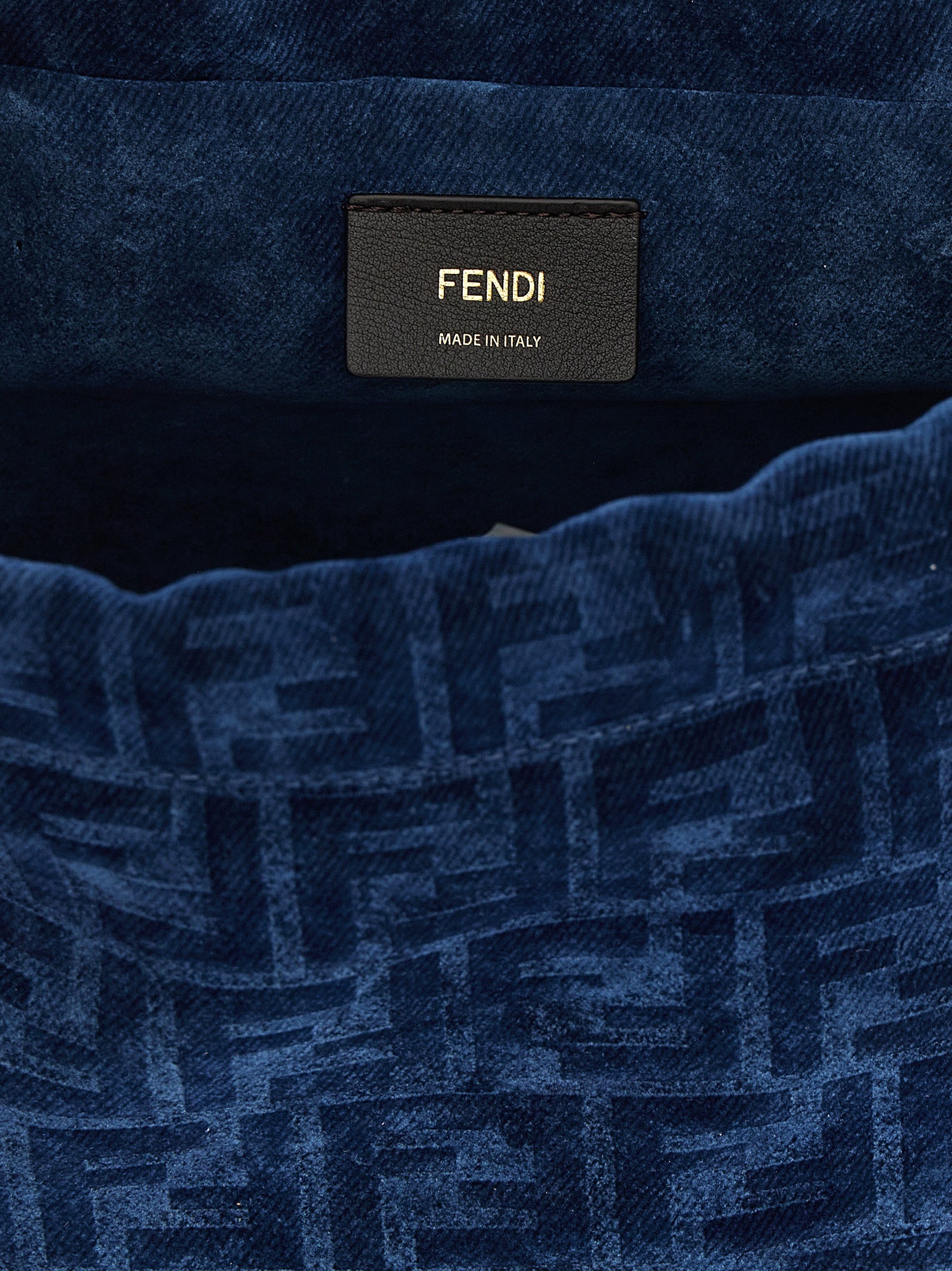 Sac à dos en coton bleu Fendi avec logo emblématique, poche zippée et bretelles réglables, idéal pour un style élégant et pratique.