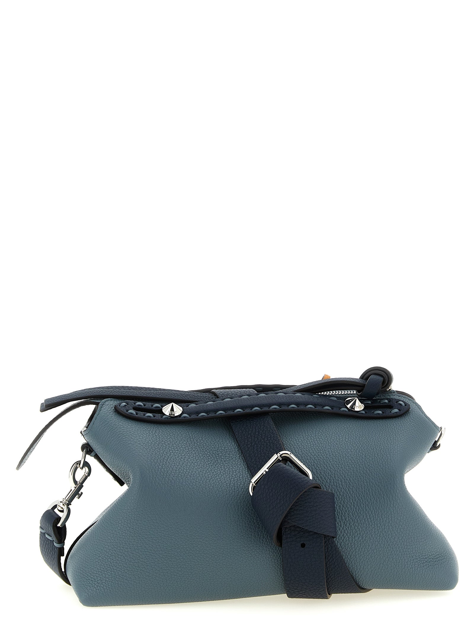 Sac à main Fendi en cuir de veau bleu avec poignées et détails élégants, idéal pour un style sophistiqué et moderne.