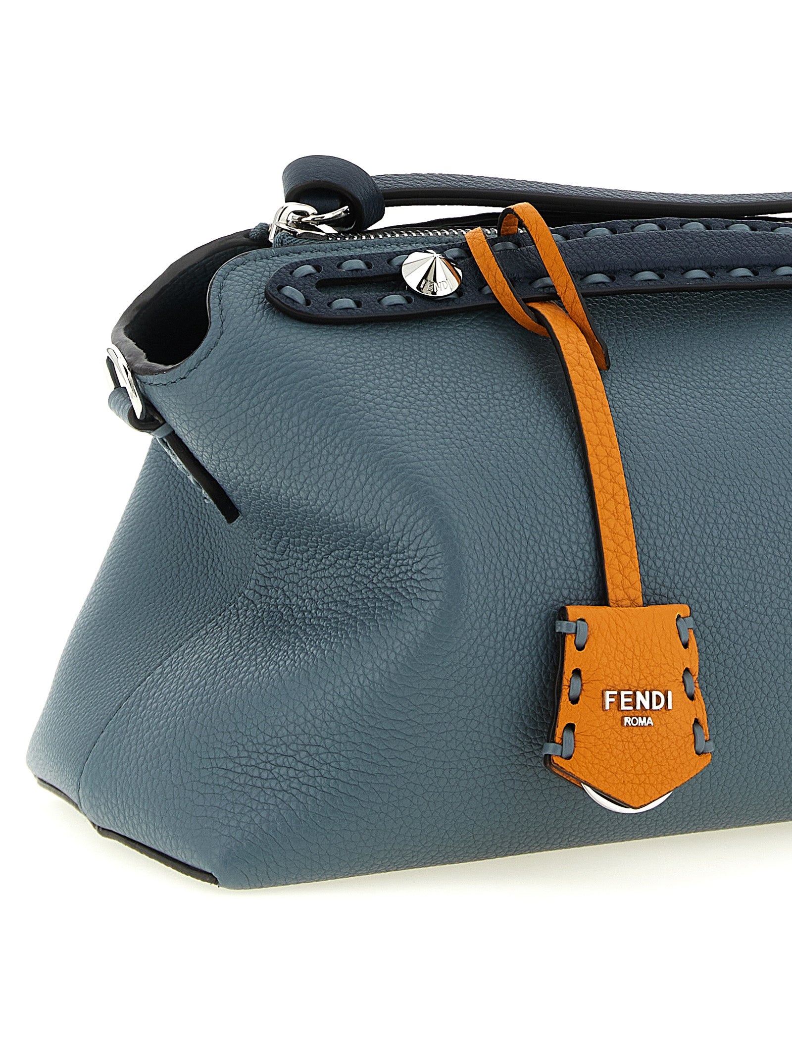 Sac à main Fendi en cuir de veau bleu, élégant et tendance, avec détails sophistiqués et finition de haute qualité.