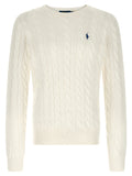 Cardigan en coton blanc de Polo Ralph Lauren porté, avec col en V et boutons, style classique et élégant.