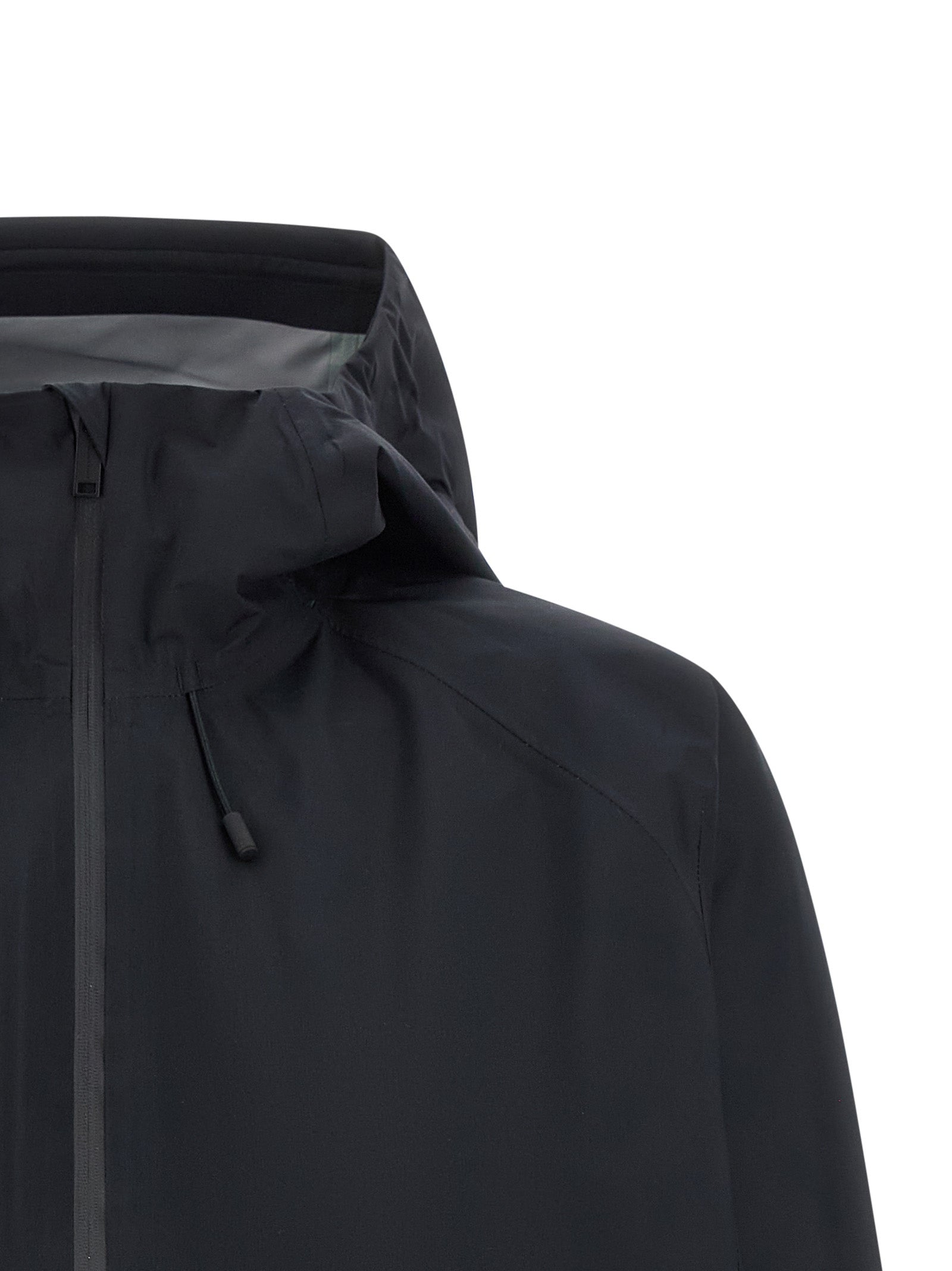 Veste en polyester noire Canada Goose, coupe-vent et imperméable, avec capuche et fermeture éclair visible sur l'image.