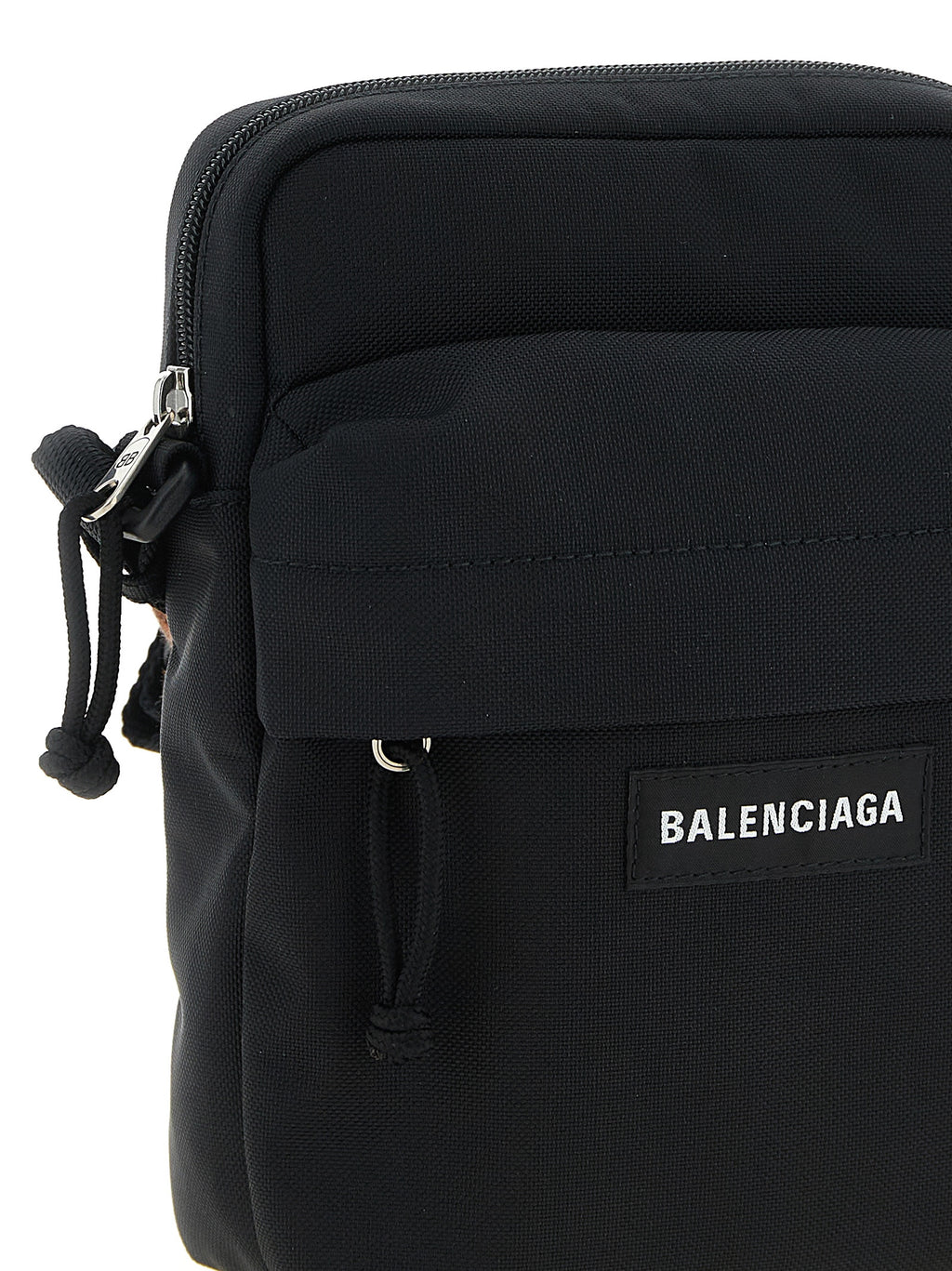 Sac à bandoulière noir en polyamide de Balenciaga, avec logo emblématique, visible en détail sur l'image.