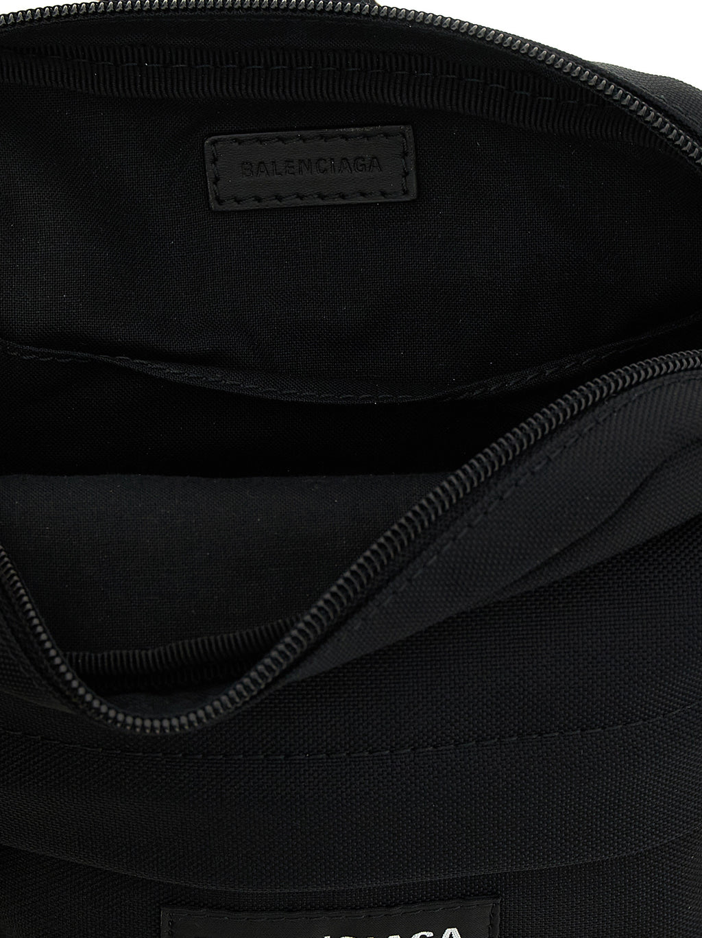Sac à main Balenciaga noir en polyamide avec bandoulière, vue de face, mettant en valeur le design moderne et élégant.