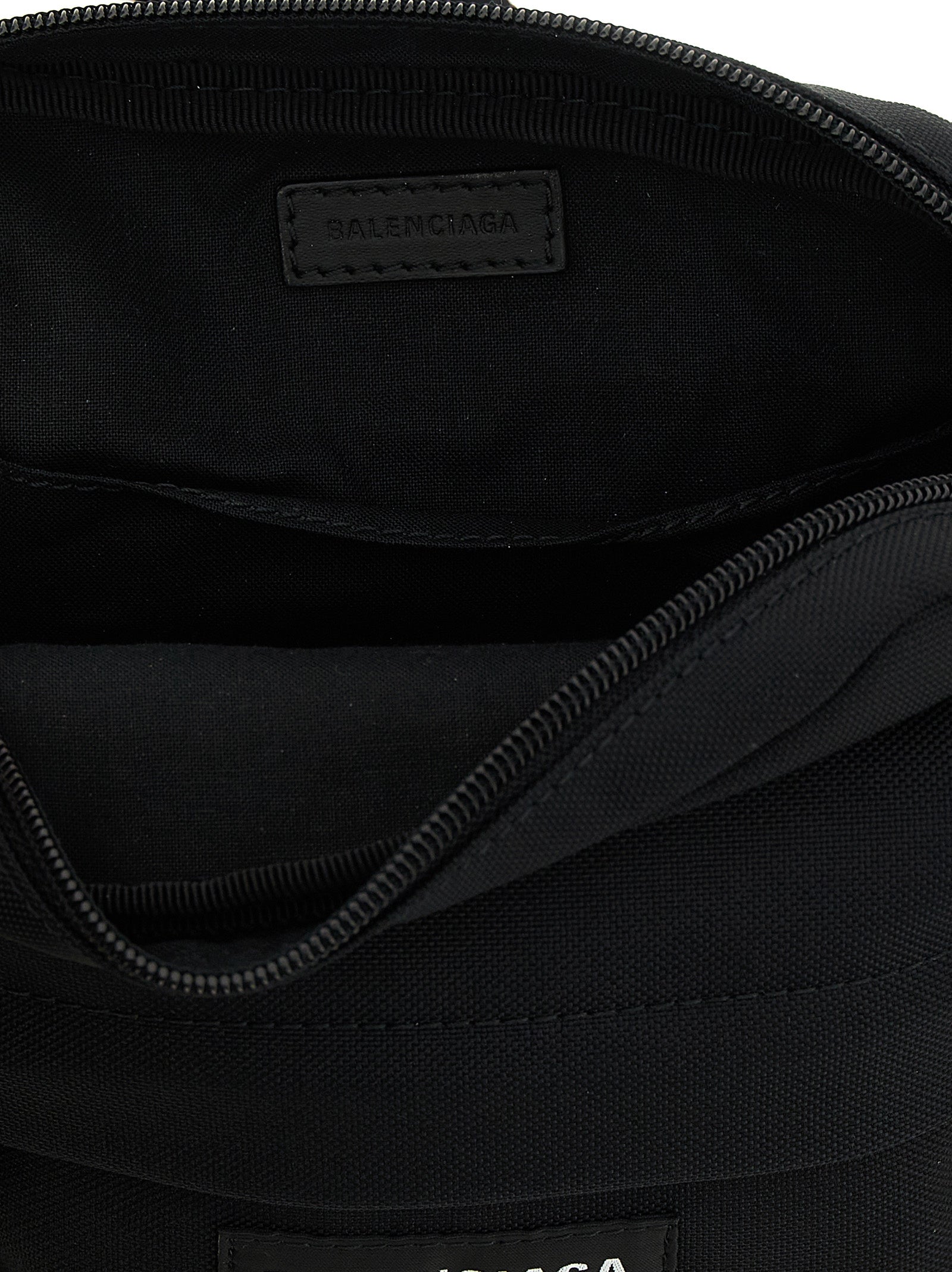Sac à main Balenciaga noir en polyamide avec bandoulière, vue de face, mettant en valeur le design moderne et élégant.