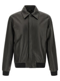 Veste en cuir d'agneau noire de Fendi, élégante et ajustée, visible sur une mannequin, avec détails de finition sophistiqués.