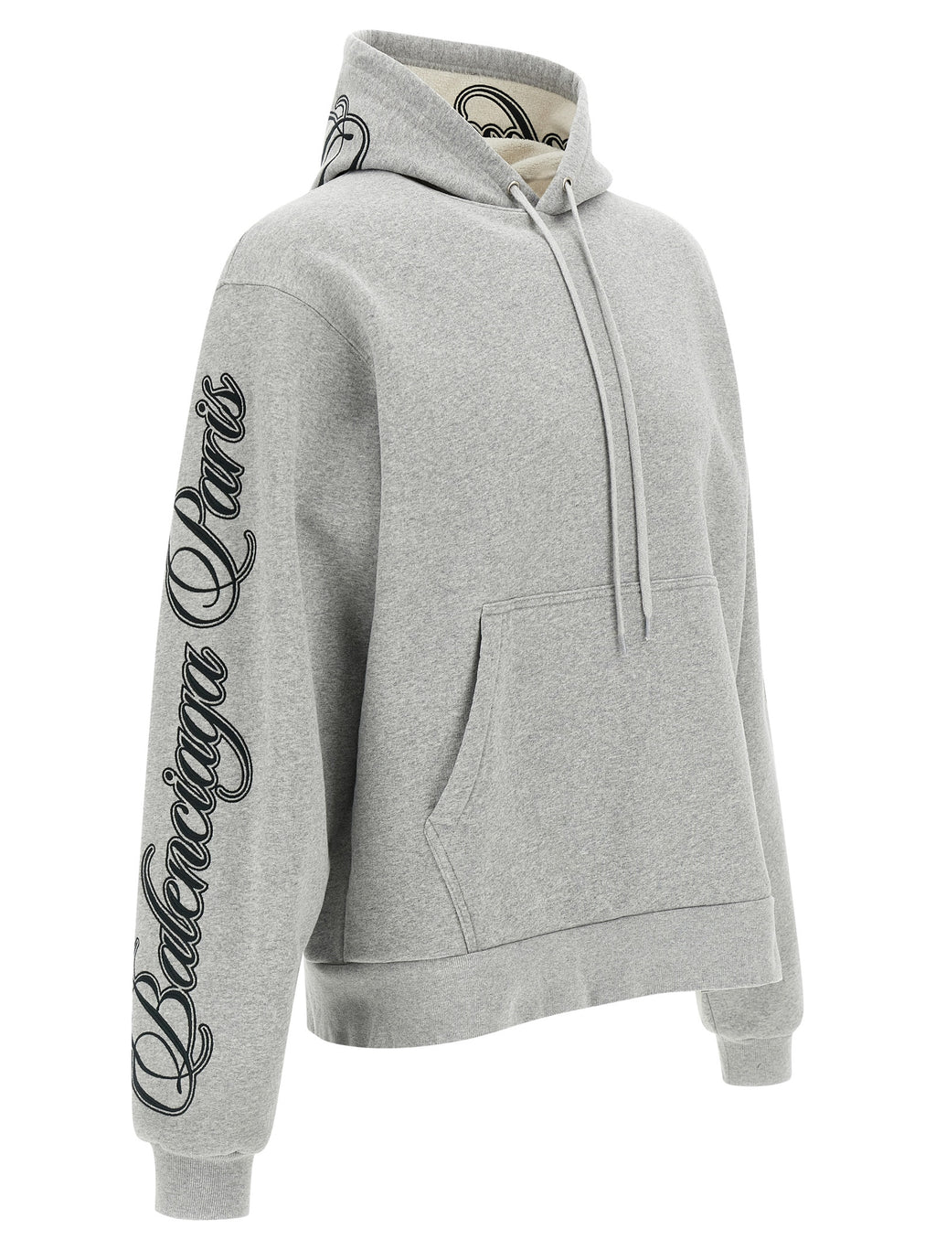 Sweat-shirt gris en coton de la marque Balenciaga, avec logo discret, porté dans une tenue décontractée.