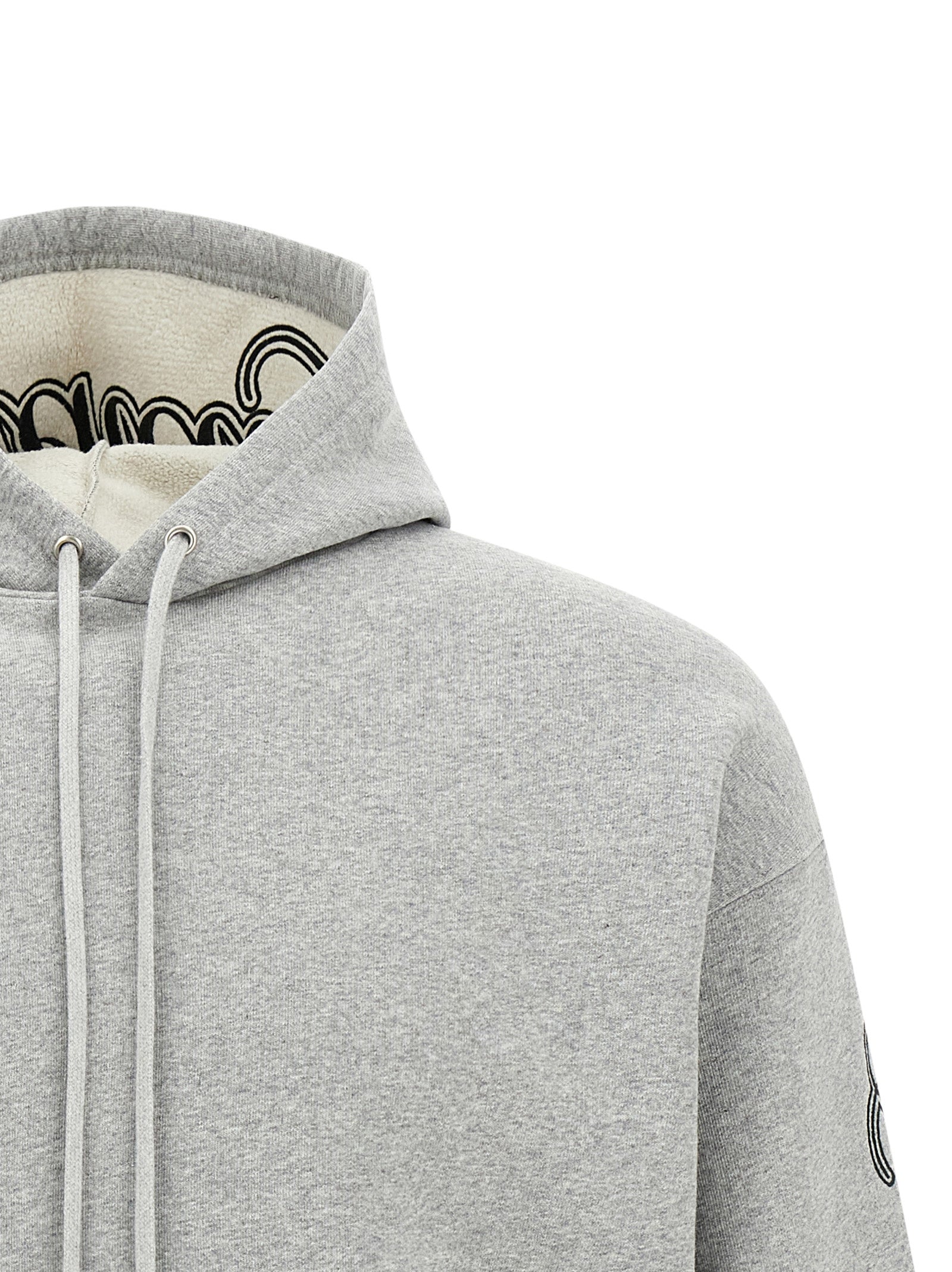 Sweatshirt grise en coton de Balenciaga, coupe décontractée, avec logo discret sur la poitrine, portée sur un mannequin.