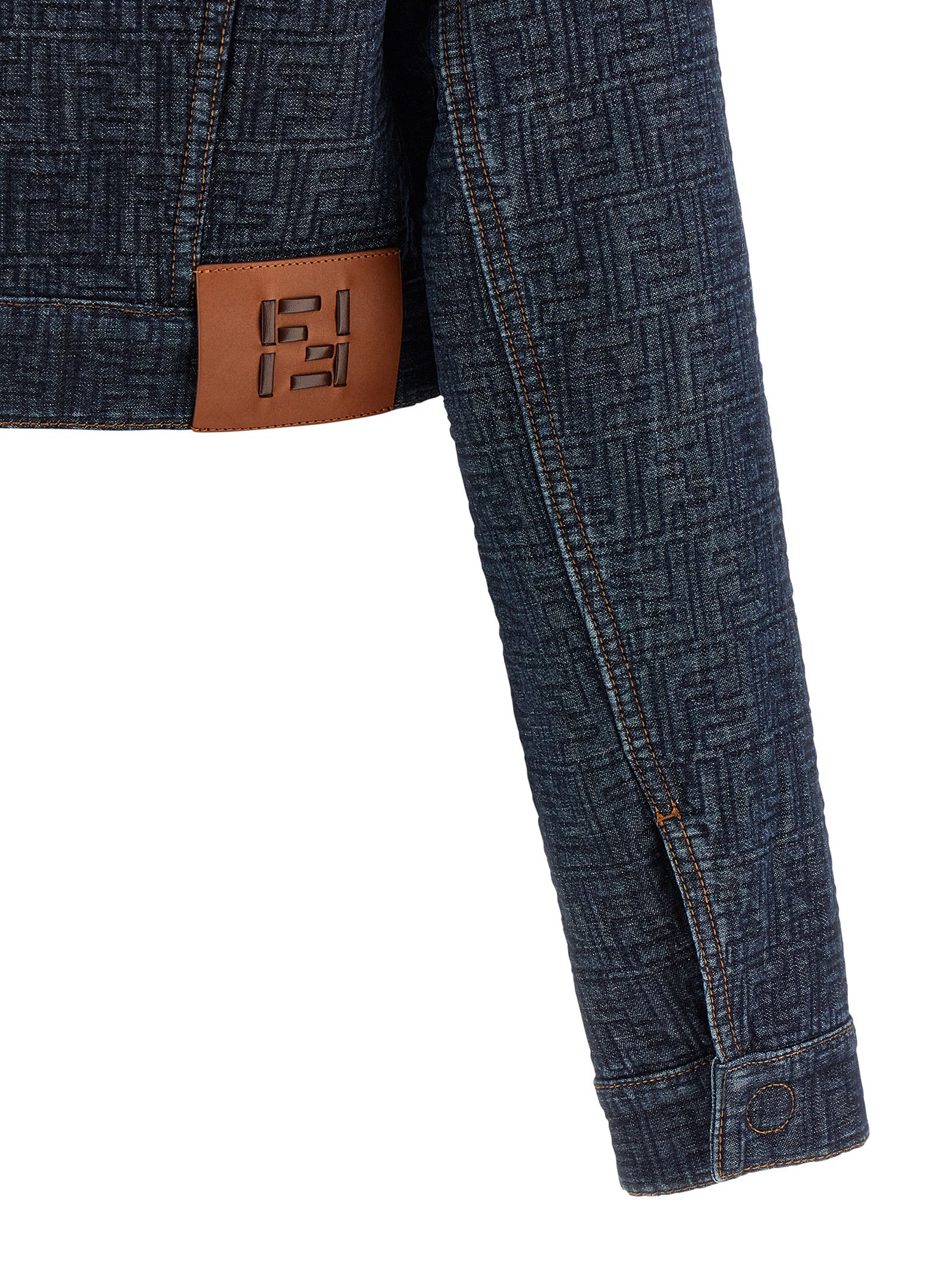 Veste en denim bleu en coton de la marque Fendi, détail de la coupe et des boutons, vue de face.