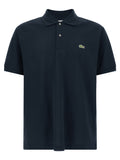 Chemise polo en coton bleu Lacoste avec col classique et logo crocodile visible sur la poitrine.