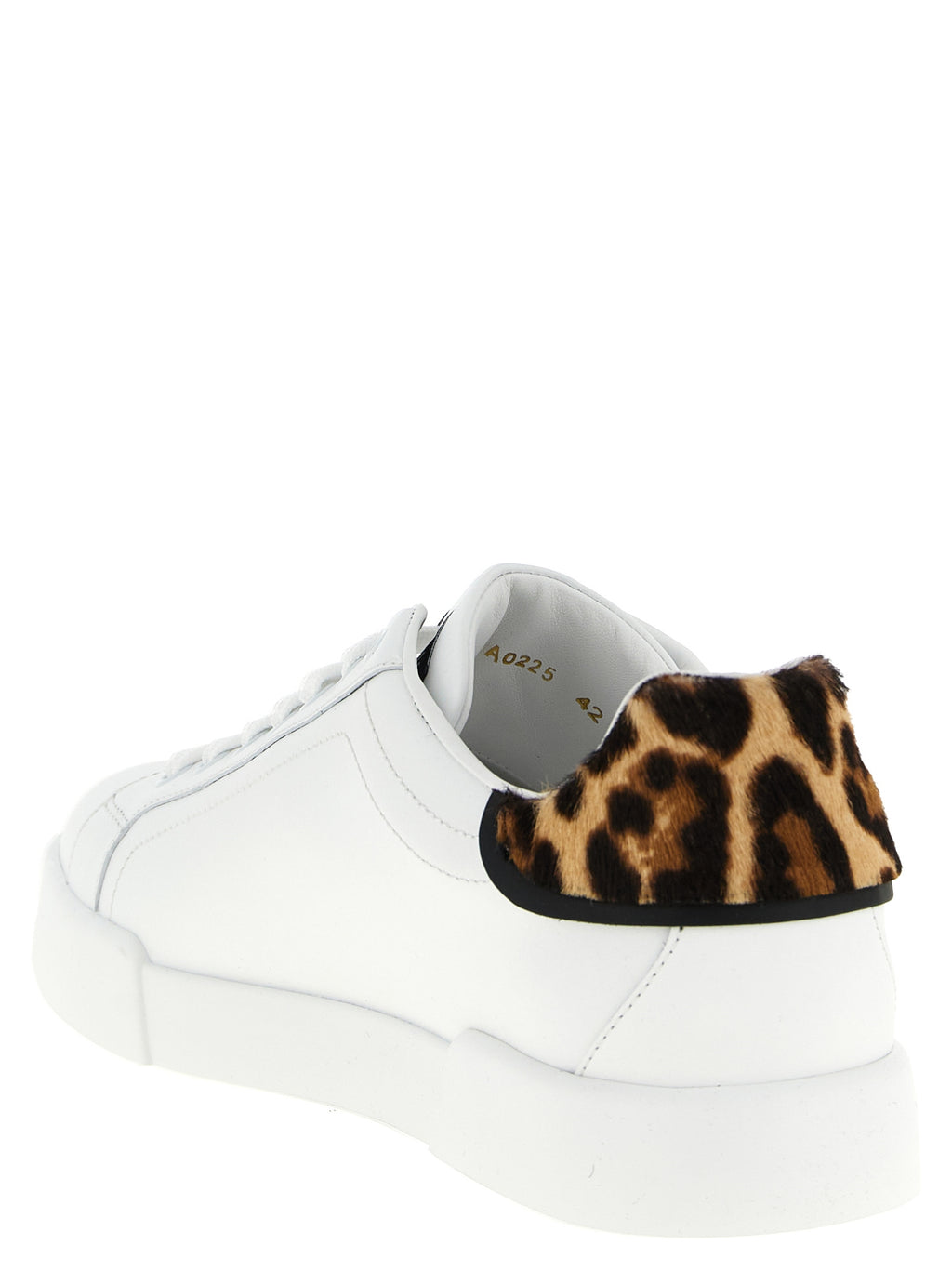 Sneakers basses en cuir de veau marron de Dolce & Gabbana, avec semelle blanche et design élégant et sophistiqué.