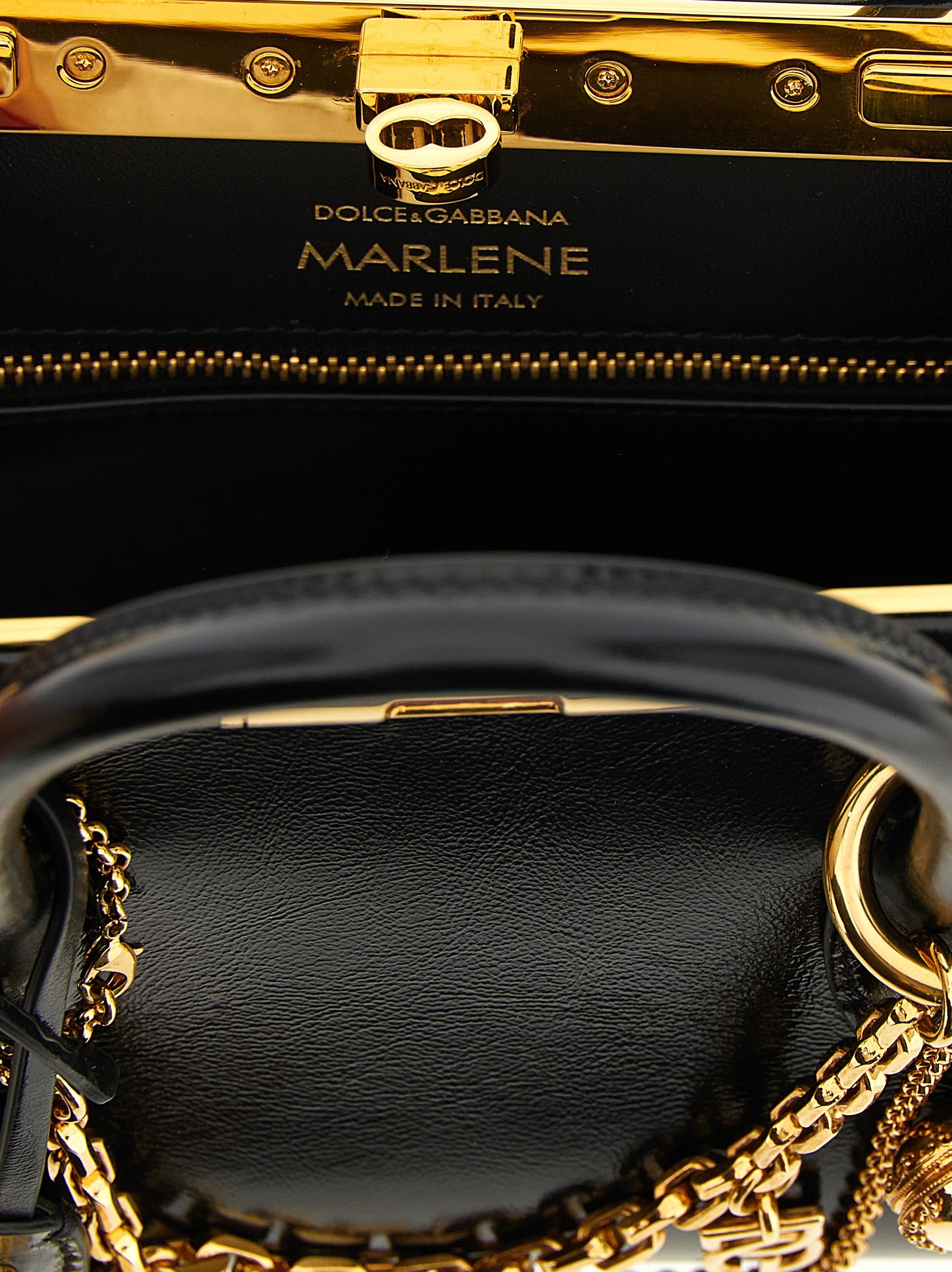 Sac à main en cuir de veau noir de Dolce & Gabbana, élégant et sophistiqué, avec détails en or et finition luxe.