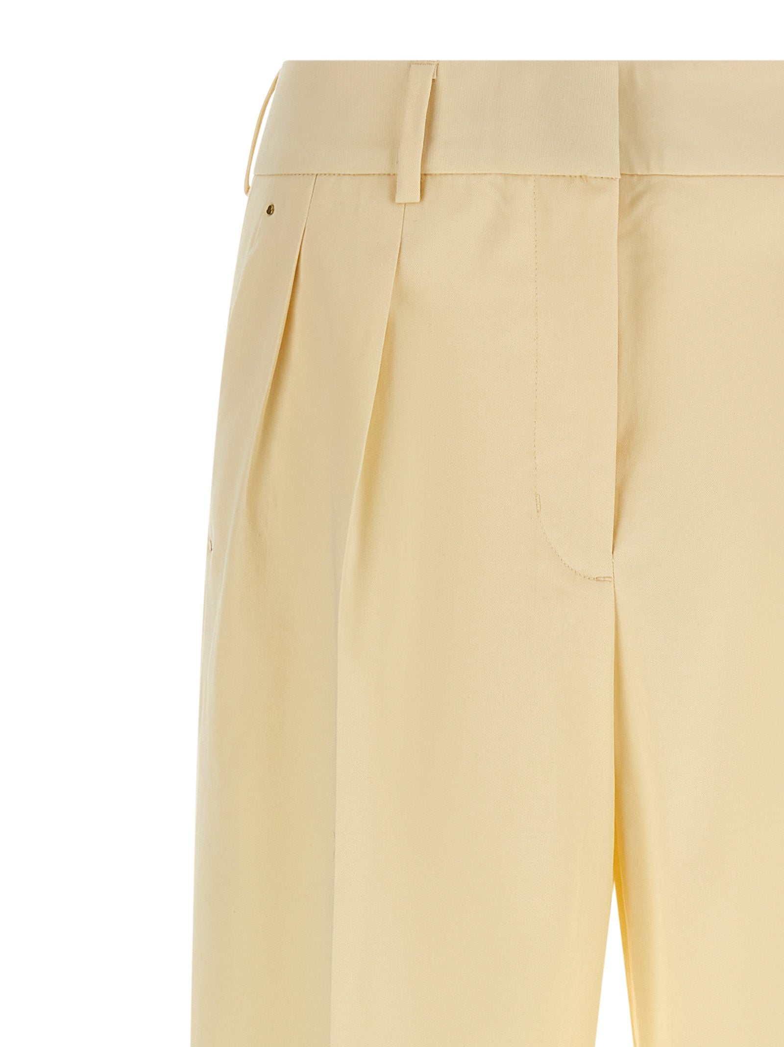 Pantalon beige en coton de la marque Moncler, style décontracté avec coupe classique, visible en détail dans l'image.