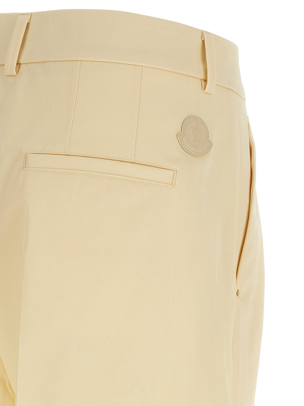 Pantalon beige en coton de Moncler, pantalon élégant pour homme ou femme, vue de face avec détails de couture.