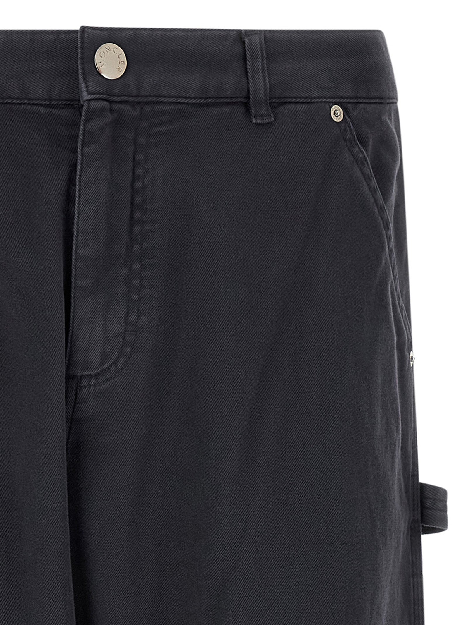 Pantalon cargo en coton bleu Moncler, style décontracté avec poches latérales, visible sur l’image.