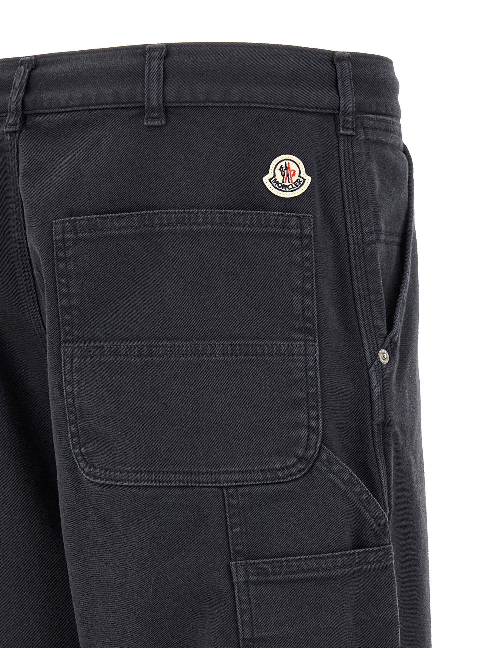 Pantalons cargo en coton bleu de la marque Moncler, style décontracté avec plusieurs poches visibles.