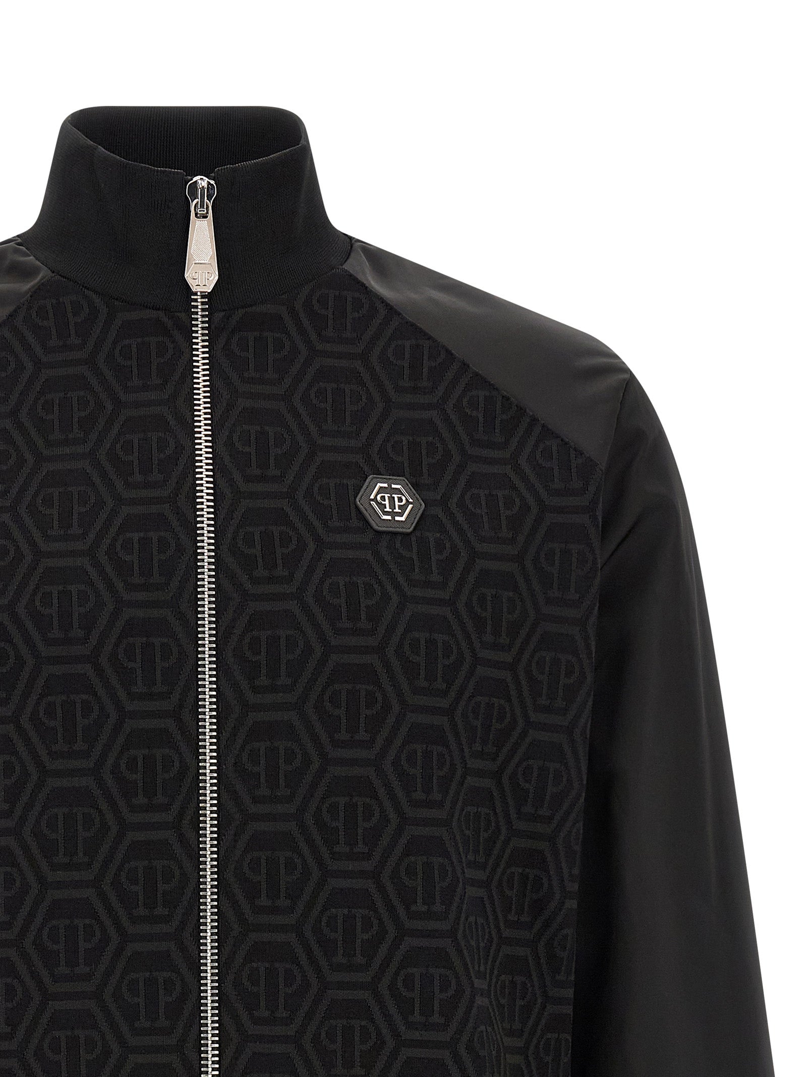 Sweatshirt en coton noir de la marque Philipp Plein, avec logo brodé sur la poitrine, porté sur un mannequin.
