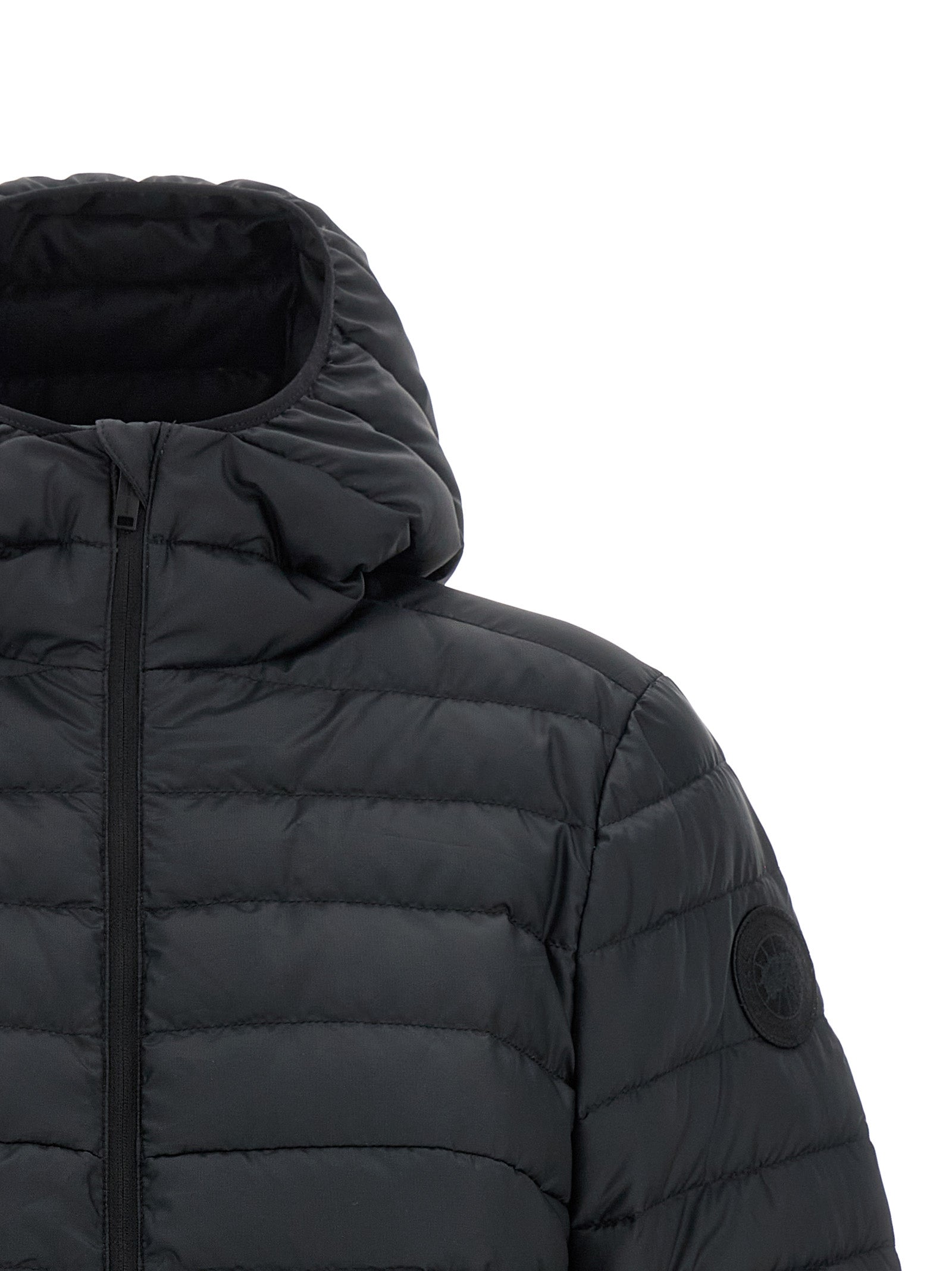 Veste longue en polyamide noire de Canada Goose, style élégant et chaud, avec capuche et fermeture éclair visible.