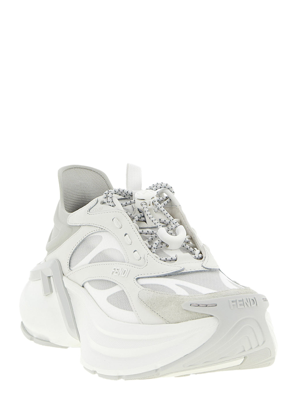 Chaussures de sport Fendi en cuir de veau gris, baskets athlétiques élégantes avec design moderne et détails stylés.