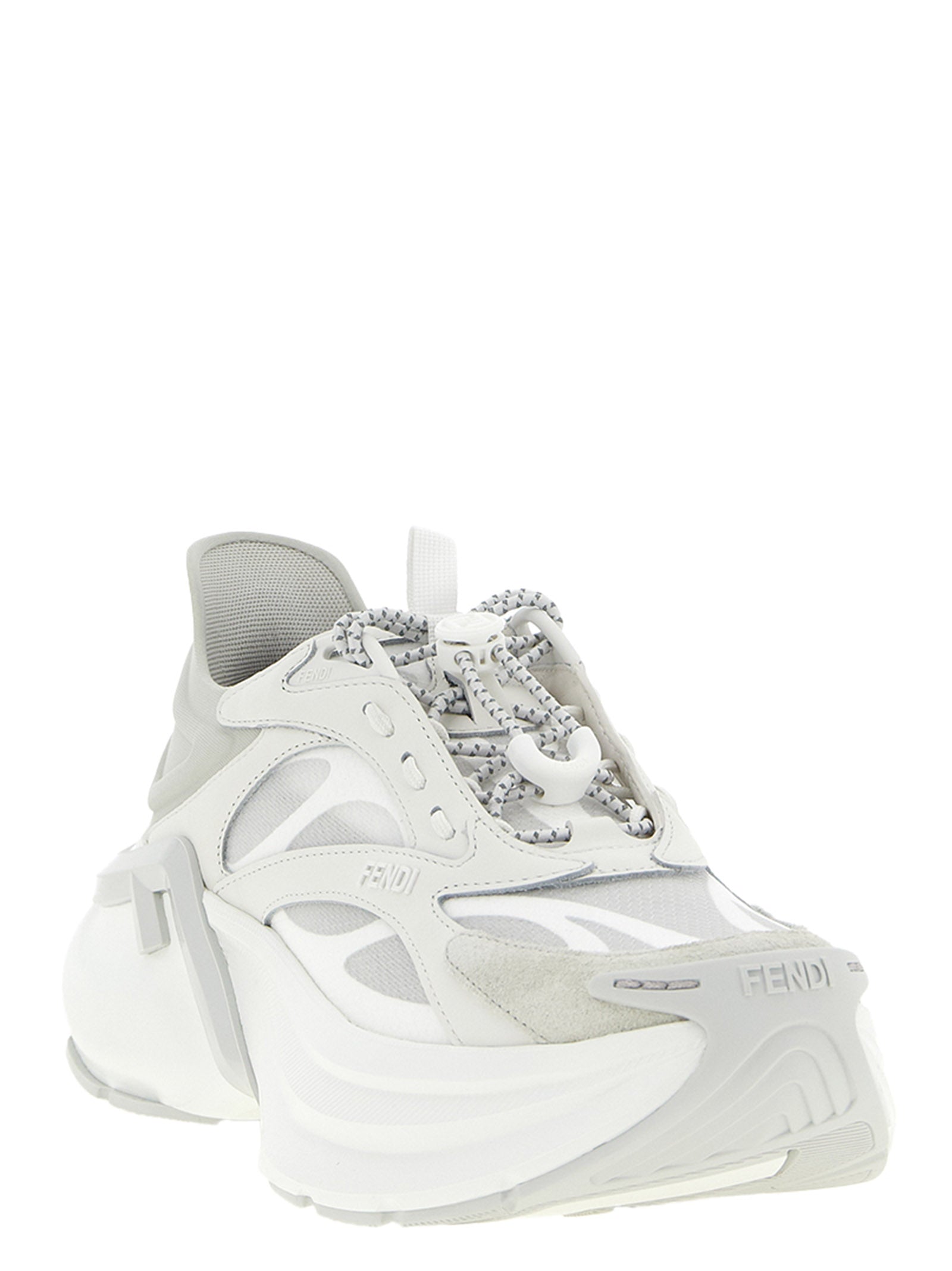 Chaussures de sport Fendi en cuir de veau gris, baskets athlétiques élégantes avec design moderne et détails stylés.
