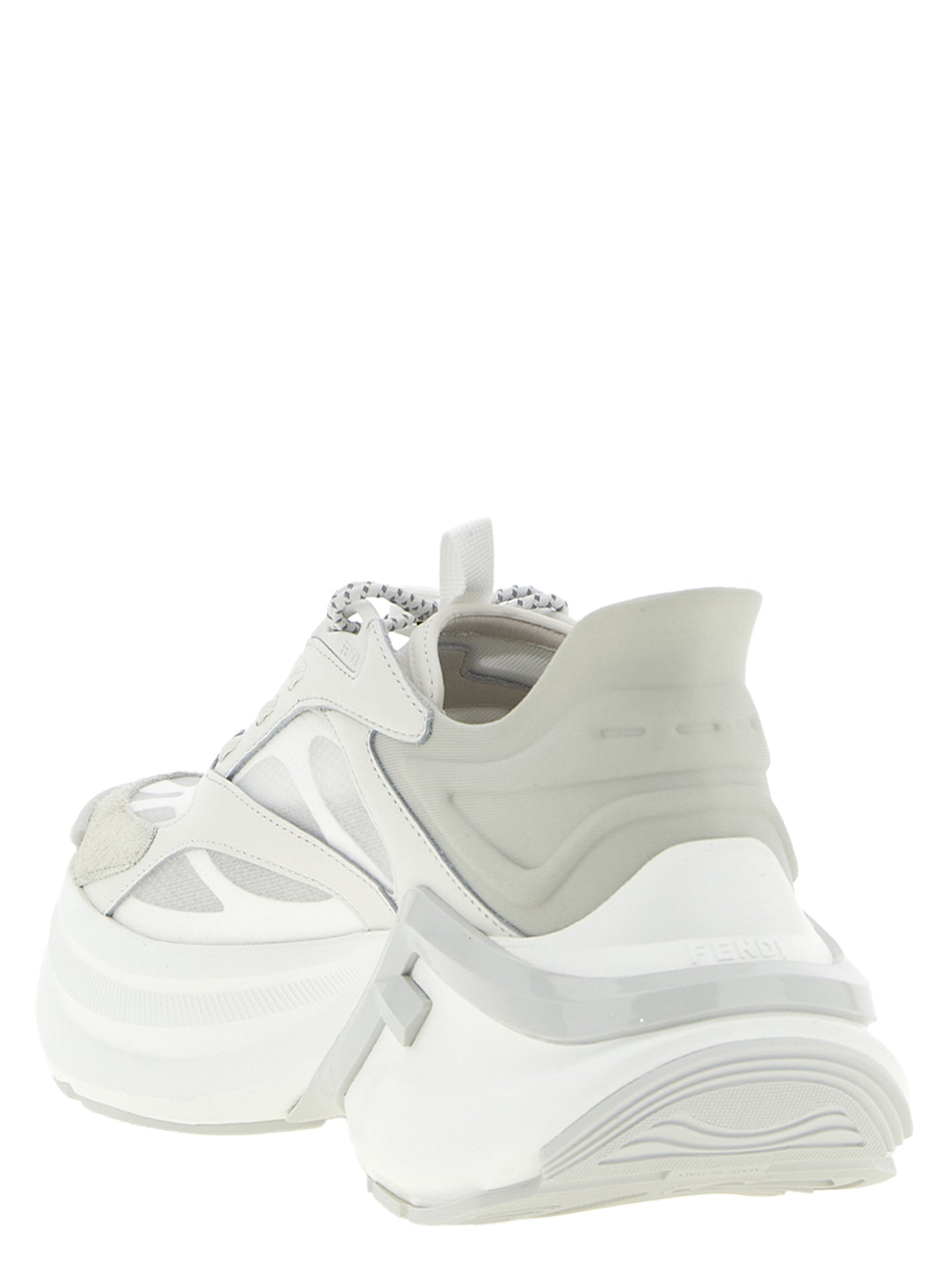 Sneakers athlétiques en cuir de veau gris de la marque Fendi, vue de face, avec design moderne et logo discret.